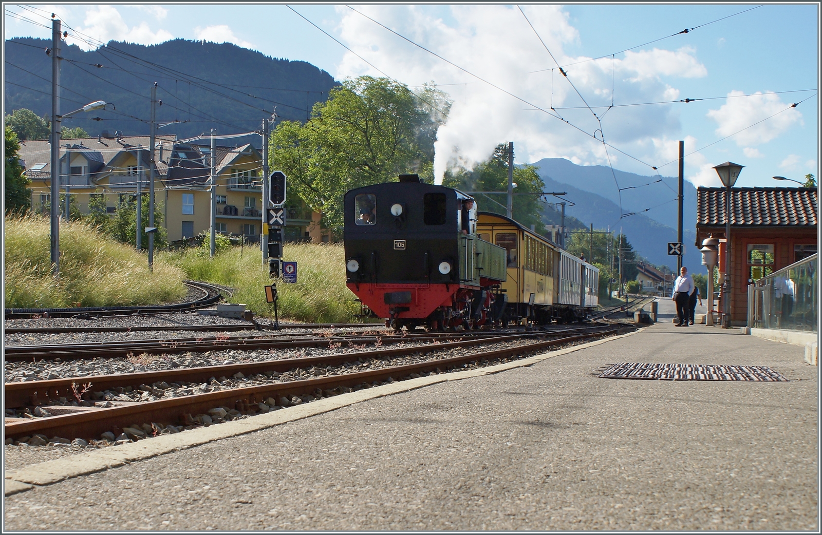 Die SEG G 2x 2/2 105 der Blonay-Chamby Bahn ist in Blonay angekommen und wartet mit ihrem Riviera Belle Epoque Zug auf die Weiterfahrt nach Vevey. 

29. Mai 2022