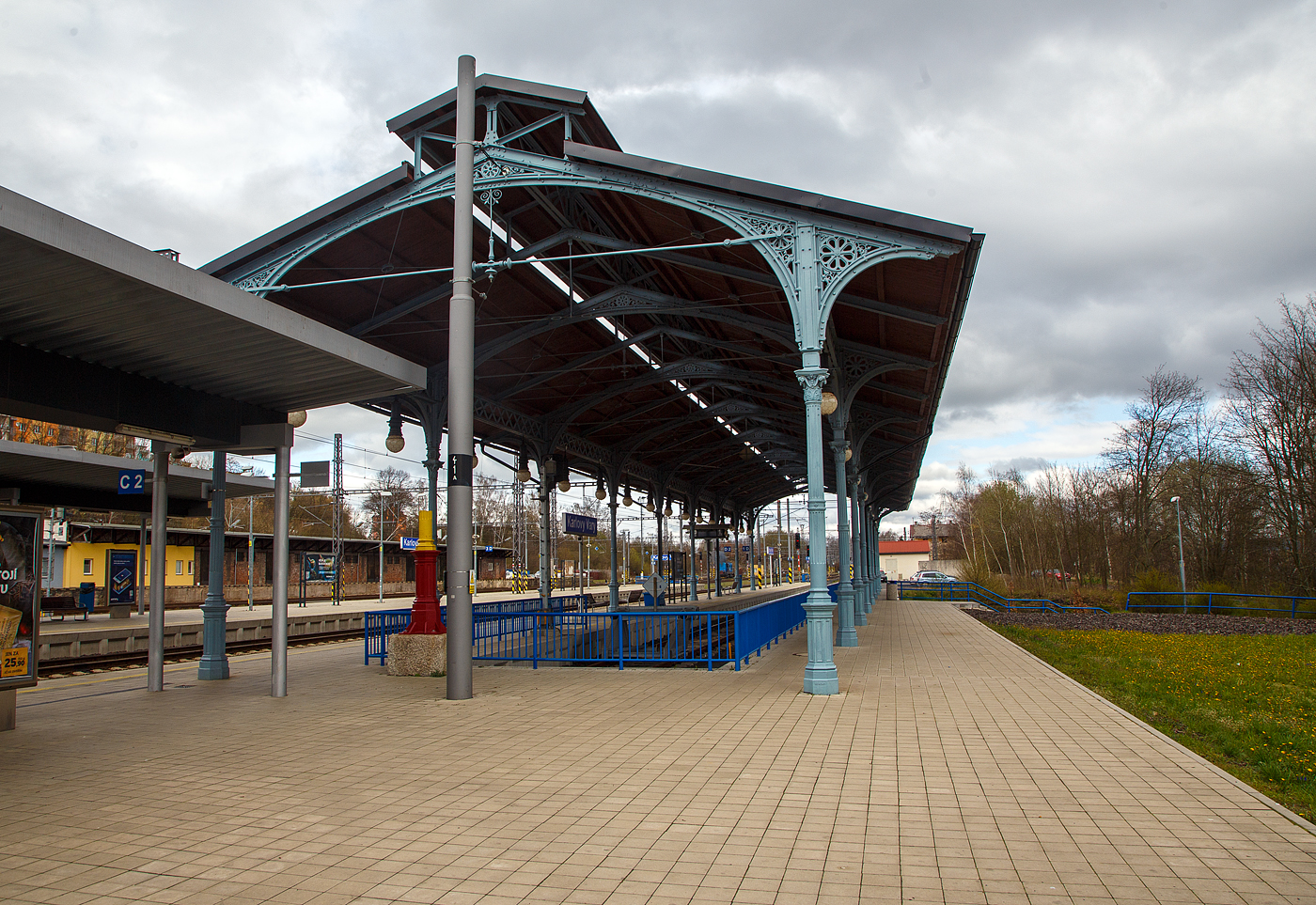 Die sehr schöne denkmalgeschützte Bahnsteigüberdachung vom Kopfgleis 1 vom Bahnhof Karlovy Vary (Horním nádražím) / Karlsbad (Oberer Bahnhof), hier am 17.04.2023. Sie ist das letzte Überbleibsel aus alten Zeiten,

Im Jahr 1945 wurden beide großen Karlsbader Bahnhöfe Ziel alliierter Bombenangriffe. So wurde das ursprüngliche Empfangsgebäude durch die Bombenangriffe alliierter Truppen im Zweiten Weltkrieg durch zerstört. Bereits 1945 wurde mit der Errichtung eines Ersatzgebäudes mit Hilfe von Freiwilligen begonnen. Das Provisorium blieb nach leichten baulichen Veränderungen bis zum Beginn der Modernisierung im Jahr 2015 bestehen.