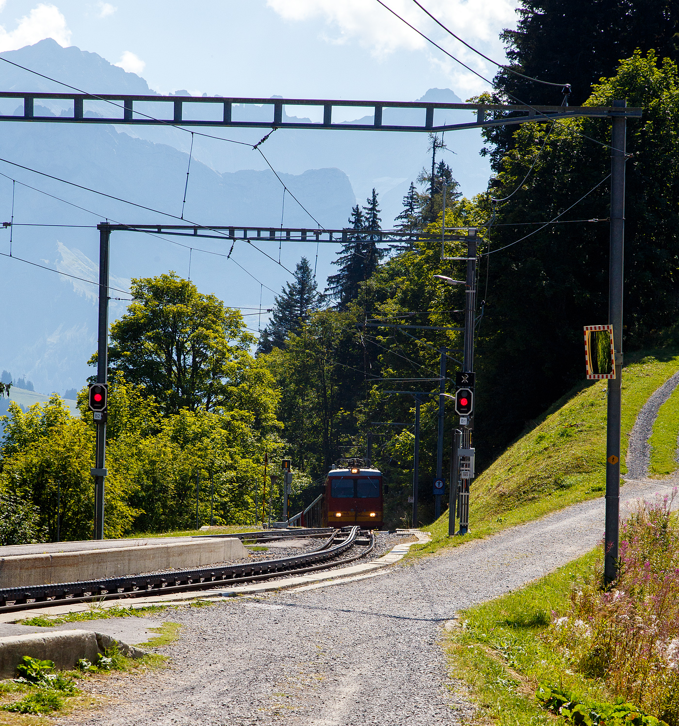 Die tpc BVB HGe 4/4 32 „Villars“ erreicht am 10 September 2023, mit einem Personenzug/Pendelzug (Personenwagen tpc BVB B 51 und Steuerwagen tpc BVB Bt 54), den Haltepunkt Bouquetins auf 1.758 m ü. M, der Strecke 128 (Villars-sur-Ollon–Col-de-Bretaye).