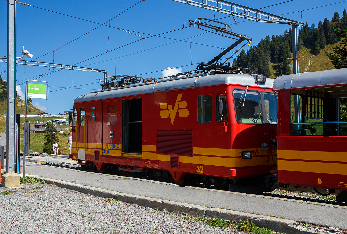 Die tpc BVB HGe 4/4 32 „Villars“ hat am 10 September 2023, mit einem Personenzug/Pendelzug (Personenwagen tpc BVB B 51 und Steuerwagen tpc BVB Bt 54), den Haltepunkt Bouquetins auf 1.758 m ü. M., der Strecke 128 (Villars-sur-Ollon–Col-de-Bretaye), erreicht.

Die BVB HGe 4/4 31 (Baujahr 1953) und hier die 32 (Baujahr 1964) sind schmalspurige gemischte Zahnrad- und Adhäsionslokomotiven mit Gepäckabteil der ehemaligen BVB - Bex–Villars–Bretaye-Bahn (Chemin de fer Bex–Villars–Bretaye), heute Betriebsteil der tpc - Transports Publics du Chablais. Die Loks wurden von SIG (Schweizerische Industrie-Gesellschaft) in Neuhausen am Rheinfall gebaut, die Elektrik ist von der MFO - Maschinenfabrik Oerlikon. 

Nach der Ablieferung der HGe 4/4 32 „Villars“ wurde 1964 die ältere HGe 4/4 31 „Lavey“ von SIG und MFO, auf den neuen Stand der Technik wie der der HGe 4/4 32 umgebaut bzw. angepasst.

Heute sind die Loks nicht mehr im Planeinsatz, früher bespannten sie vor allem schwere Personenzüge im Pendelzugbetrieb. Hier an dem Wochenende (08 bis 10 September 2023) feiert die TPC 125 Jahre BVB! (Les TPC célèbrent les 125 ans du BVB!). So kamen auch historische Züge und Triebwagen zum Einsatz. Unteranderem gab es auch an dem Wochenende jeweils Tageskarten für das gesamte TPC-Netz für günstige 10,00 CHF/Tag und Person.

TECHNISCHE DATEN:
Inbetriebsetzung: 1953 (Nr. 31 – 1964 umgebaut)  / 1964 (Nr. 32)
Spurweite: 1.000 mm
Achsfolge: Bo'zz Bo'zz
Zahnstangensystem: Abt
Länge über Puffer: 10.000 mm
Eigengewicht: 24,4 t
Max. Ladegewicht: 0,5 t
Höchstgeschwindigkeit (Adhäsion): 35 km/h
Höchstgeschwindigkeit (Zahnrad): 19 km/h Berg auf / 15 km/h (Talfahrt)
Leistung: 368 kW
Fahrleitungsspannung: 700 V = 
Kupplung: +GF+-Kupplung
