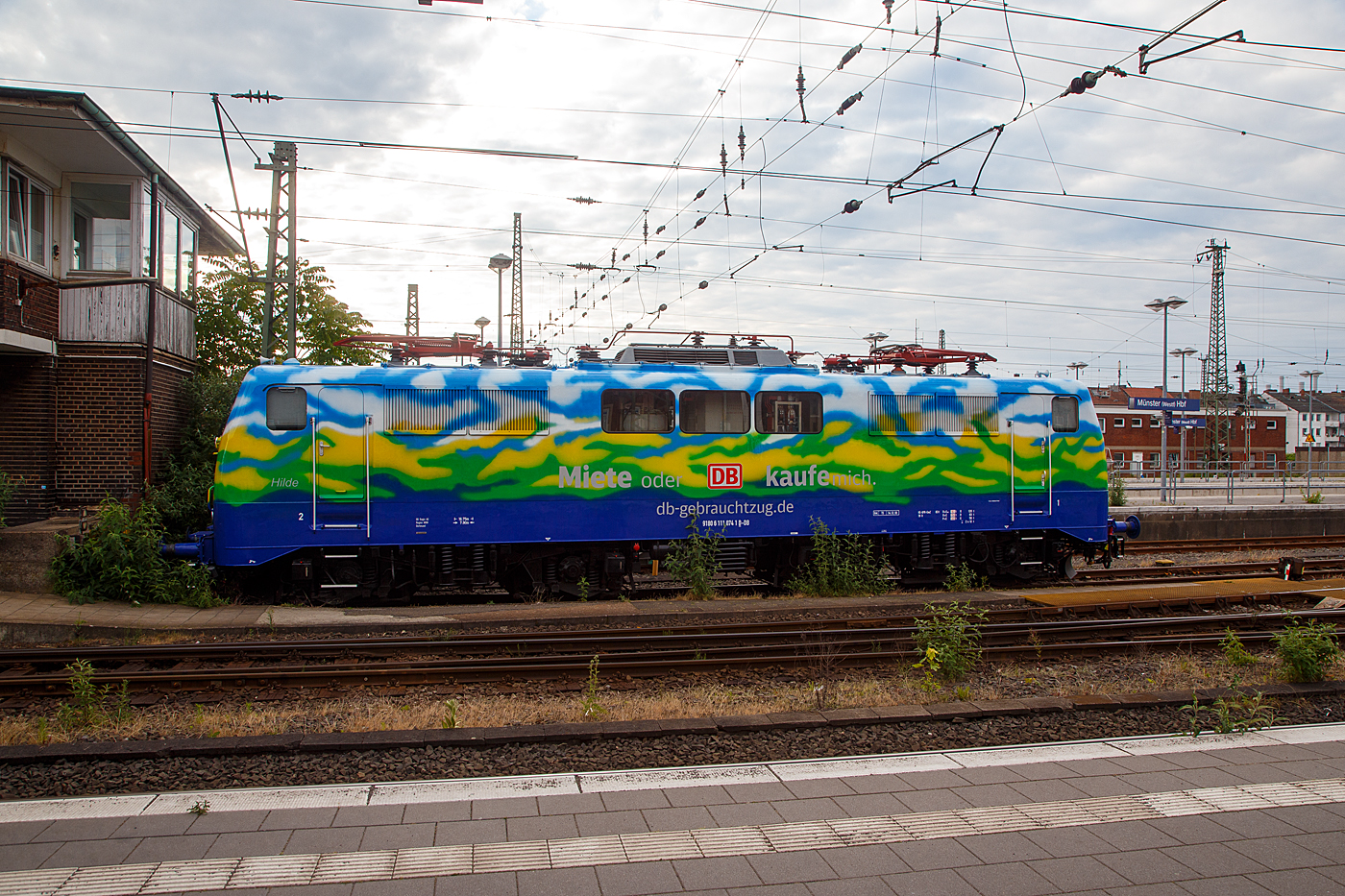 Die wunderschöne Hilde der DB Gebrauchtzug (Miete oder kaufe misch)....
Die 111 074-1 „Hilde“ (91 80 6111 074-1 D-DB) ist am 31.05.2022 im Hauptbahnhof Münster (Westf.) abgestellt.

Die Lok wurde 1977 von Krauss-Maffei in München-Allach unter der Fabriknummer 19832 gebaut, der elektrische Teil ist von Siemens.