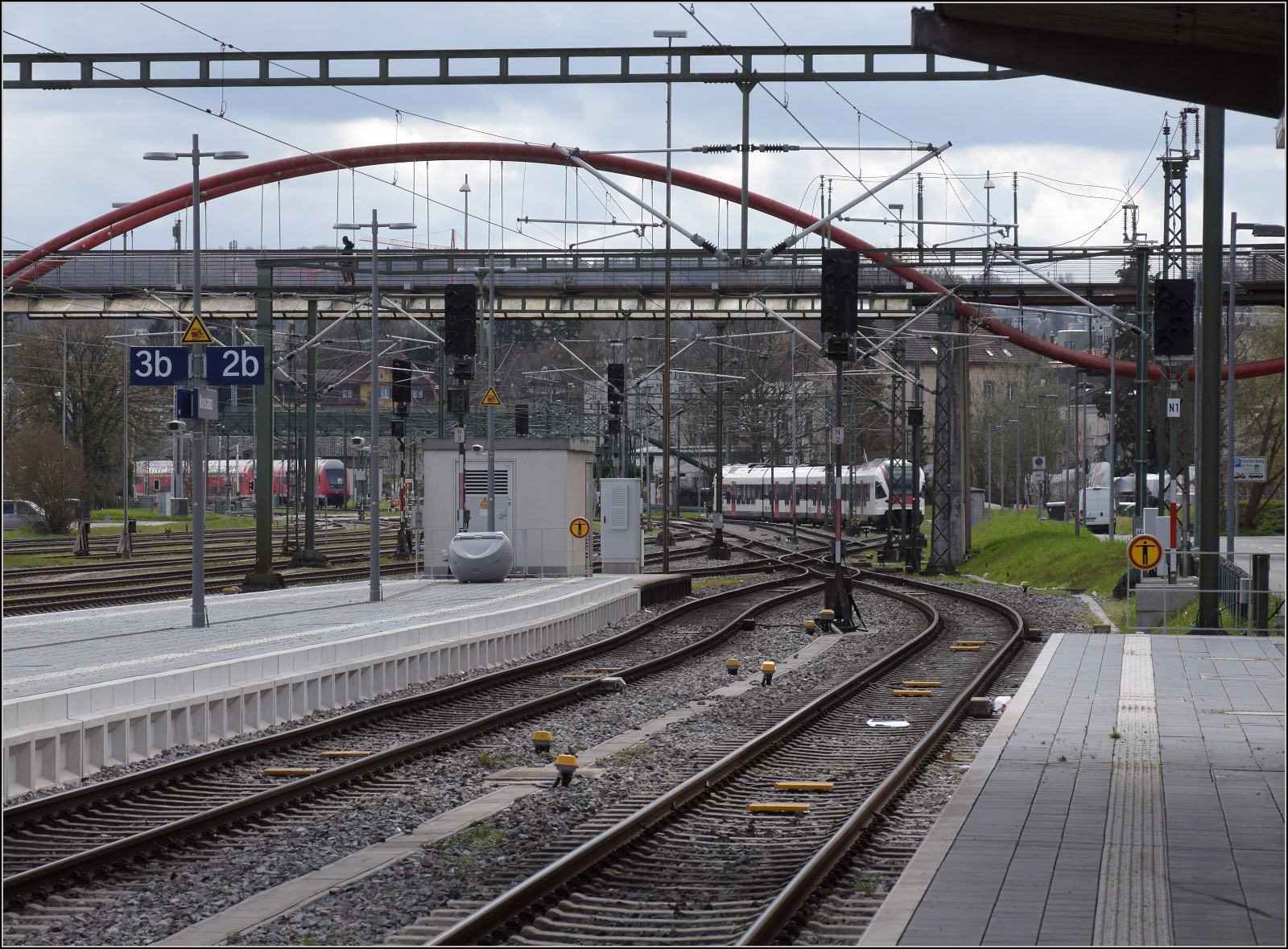 Dieser Tage streiken mal nicht Fahrzeuge, Weichen oder Signale im großen Kanton, sondern die Mitarbeiter.

Die Signale streiken nicht, sie werden bestreikt... Dunkle Signale sieht man nicht alle Tage. Bahnhof Konstanz Richtung Süden. März 2023.