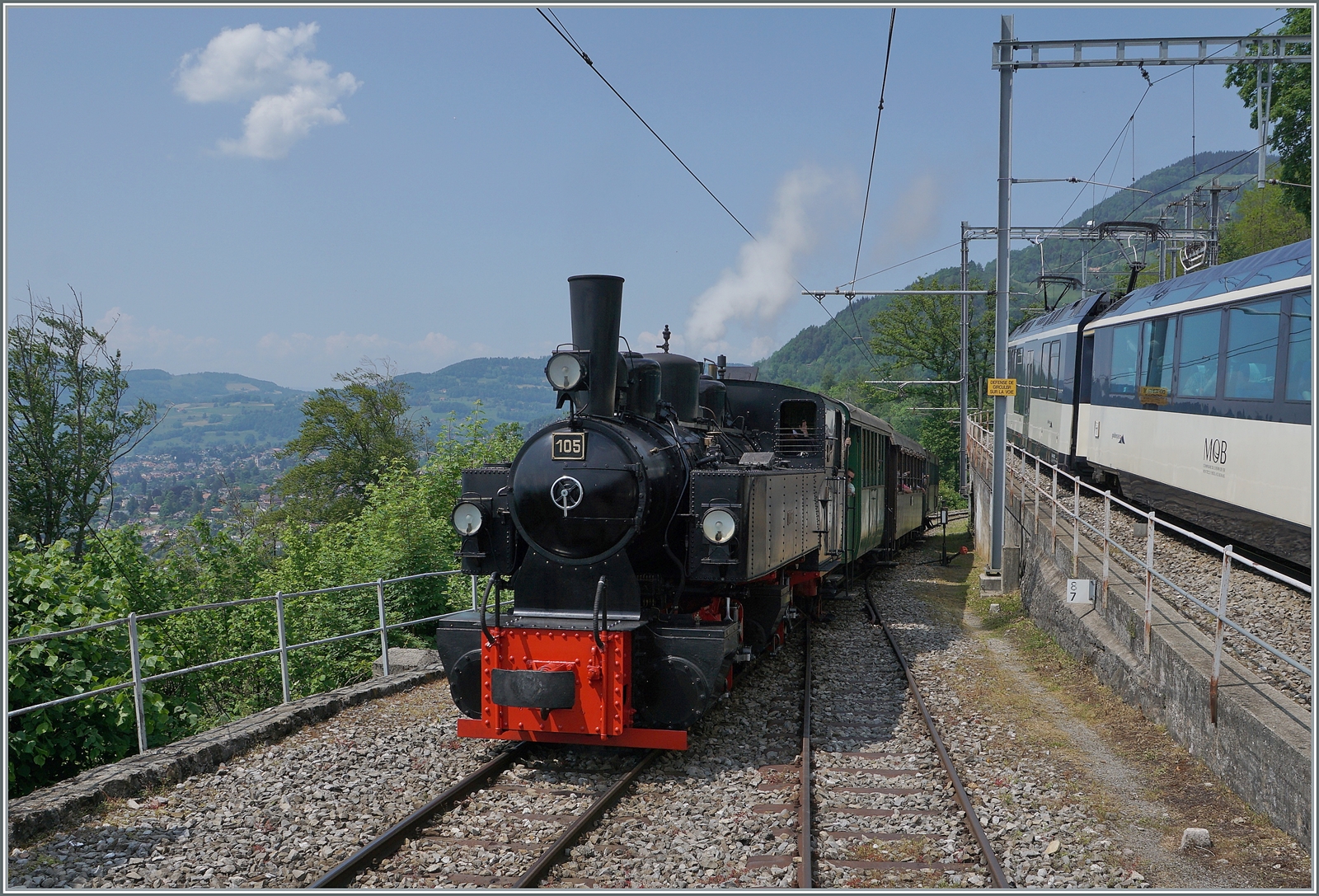 Durch die geringe Grösse des Bahnhofs Chamby und des Betriebsgeschehen ein eher seltenes Ereignis: Paralleleinfahrt des MOB GoldenPass Panoramic 2221 und dem Blonay-Chamby Dampfzug mit der SEG G 2x 2/2 105.

28. Mai 2023