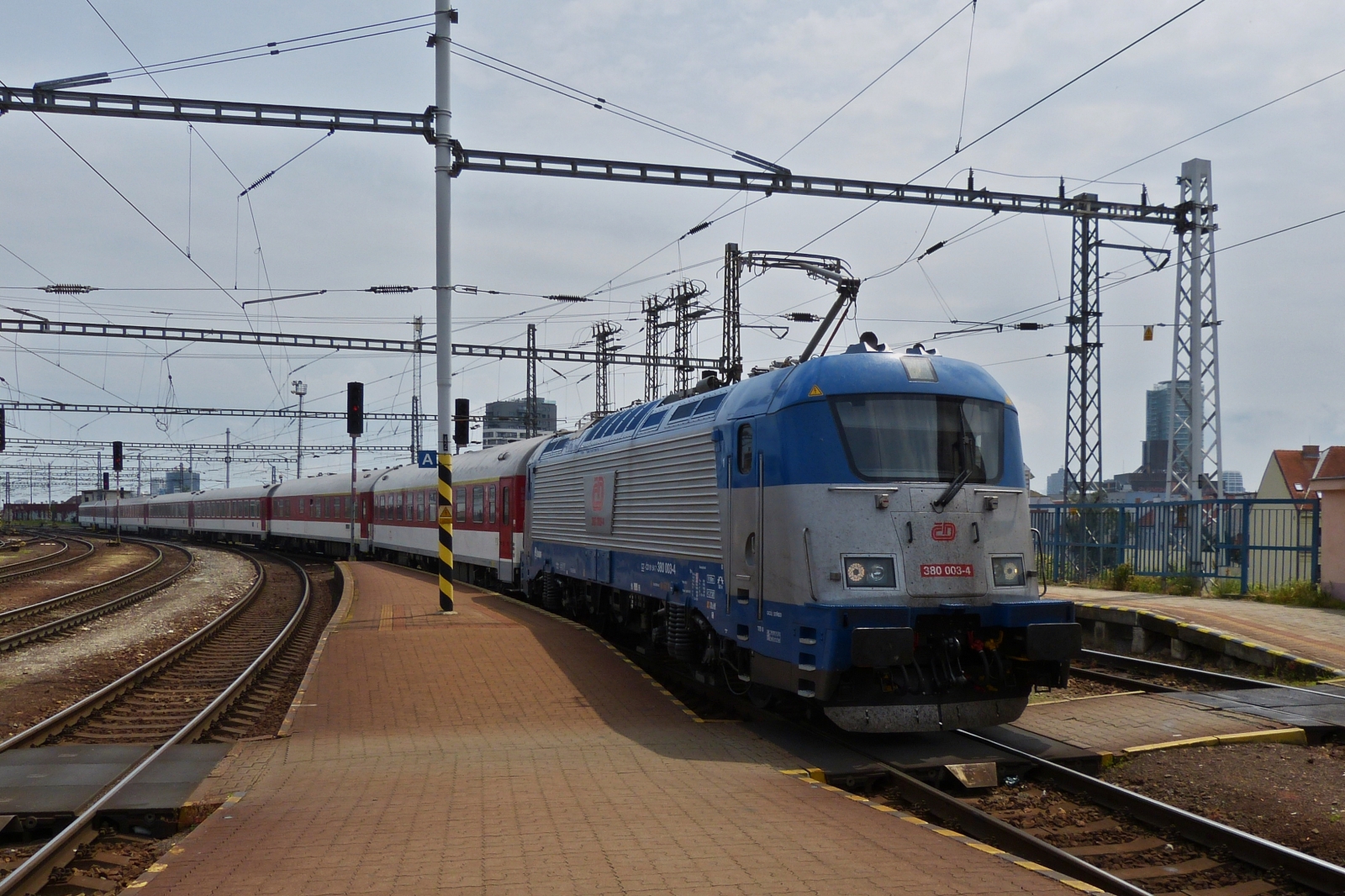 E-Lok 380 003-4 fährt mit ihrem Zug in den Bahnhof von Bratislava ein. 05.06.2023 