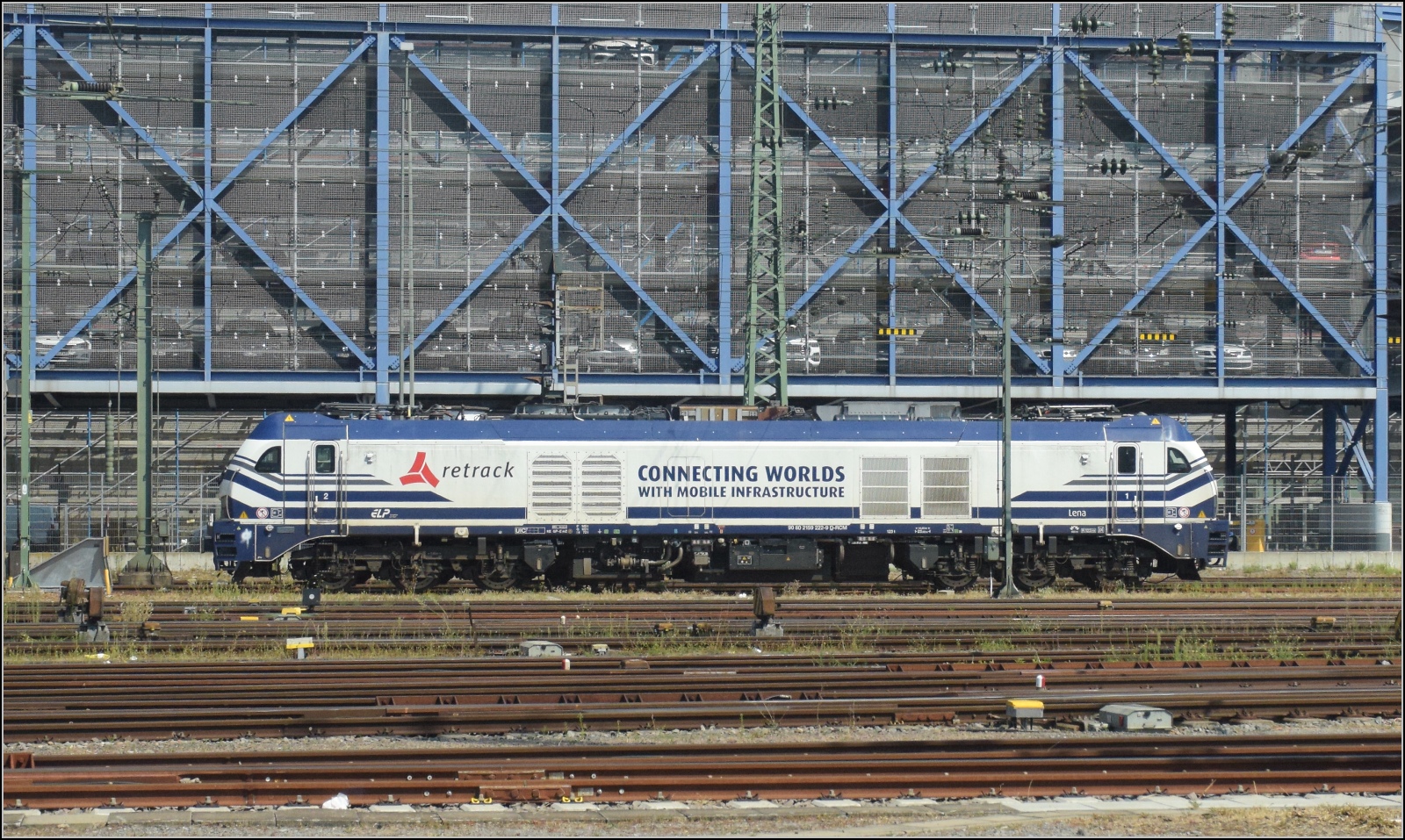 Echte Brummer.

Die Eurodual 159 222 von RCM parkt in Mannheim vor passendem Hintergrund. August 2022.