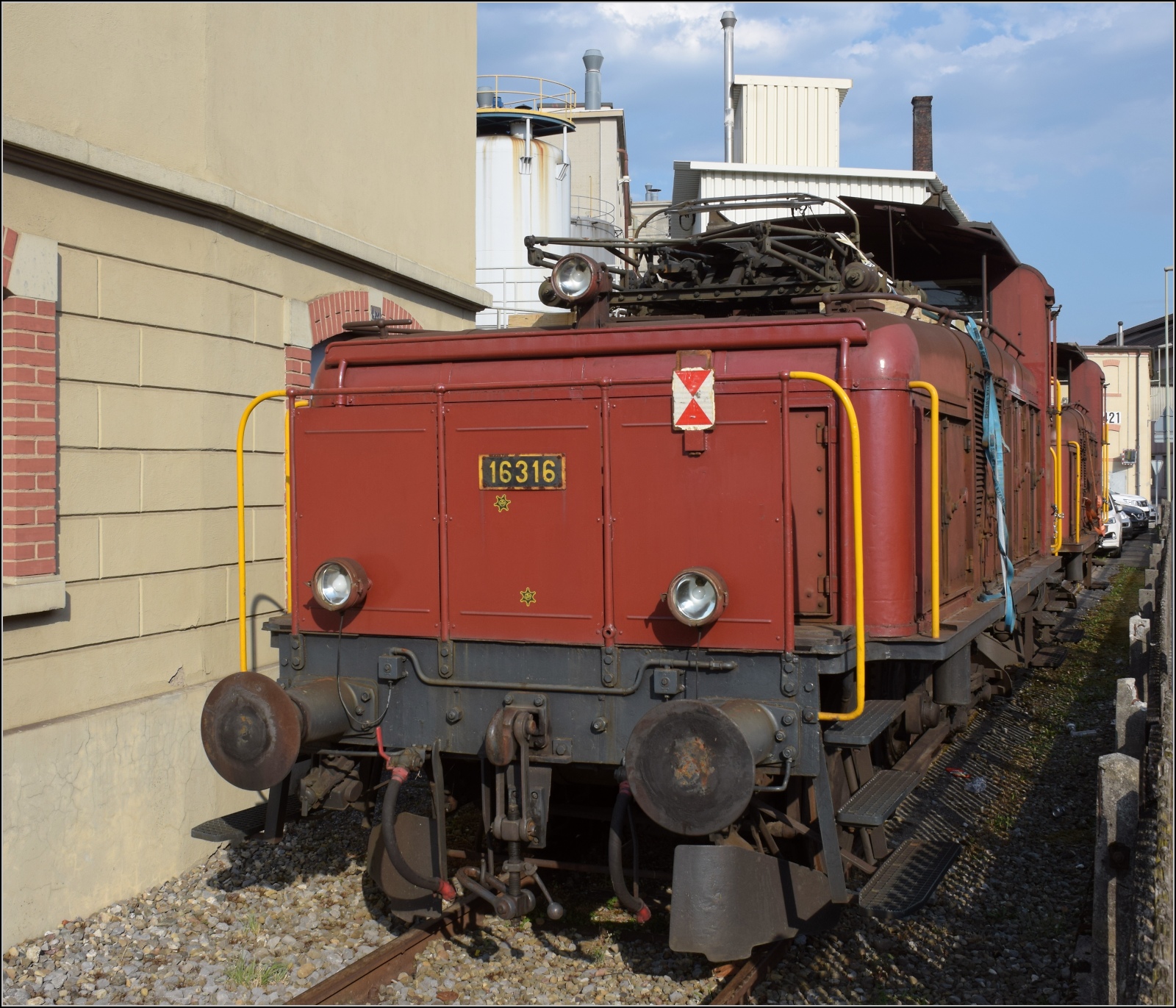 Ee 3/3 16316 auf dem Anschlussgleis der chemischen Fabrik. Uetikon am See, Juli 2023.