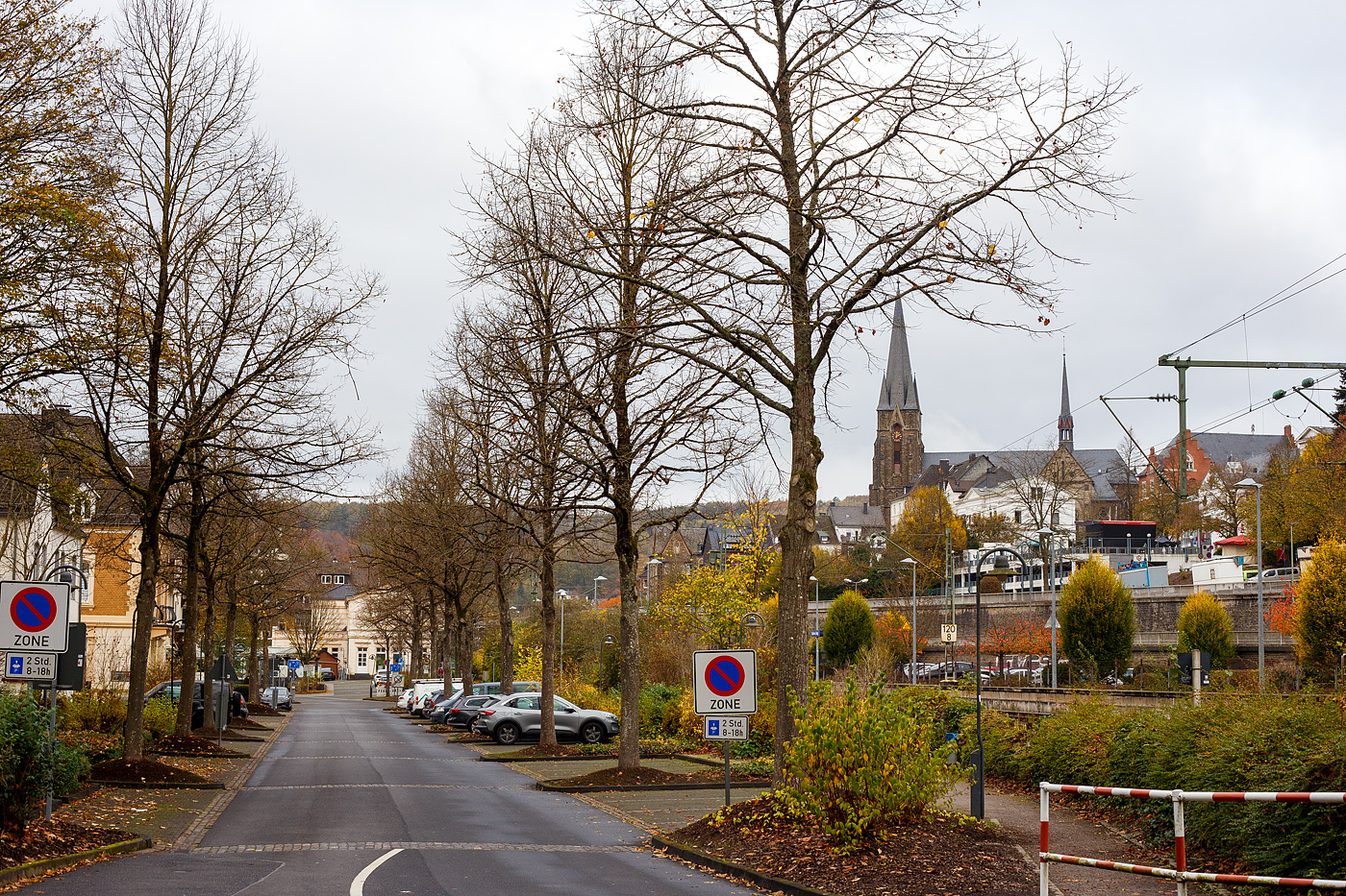 Ein anderer Blick auf den Bahnhof Kirchen/Sieg am 02 November 2024. Rechts sieht man noch den Bahnsteig 2 und geradeaus das ehemalige Empfangsgebäude. 