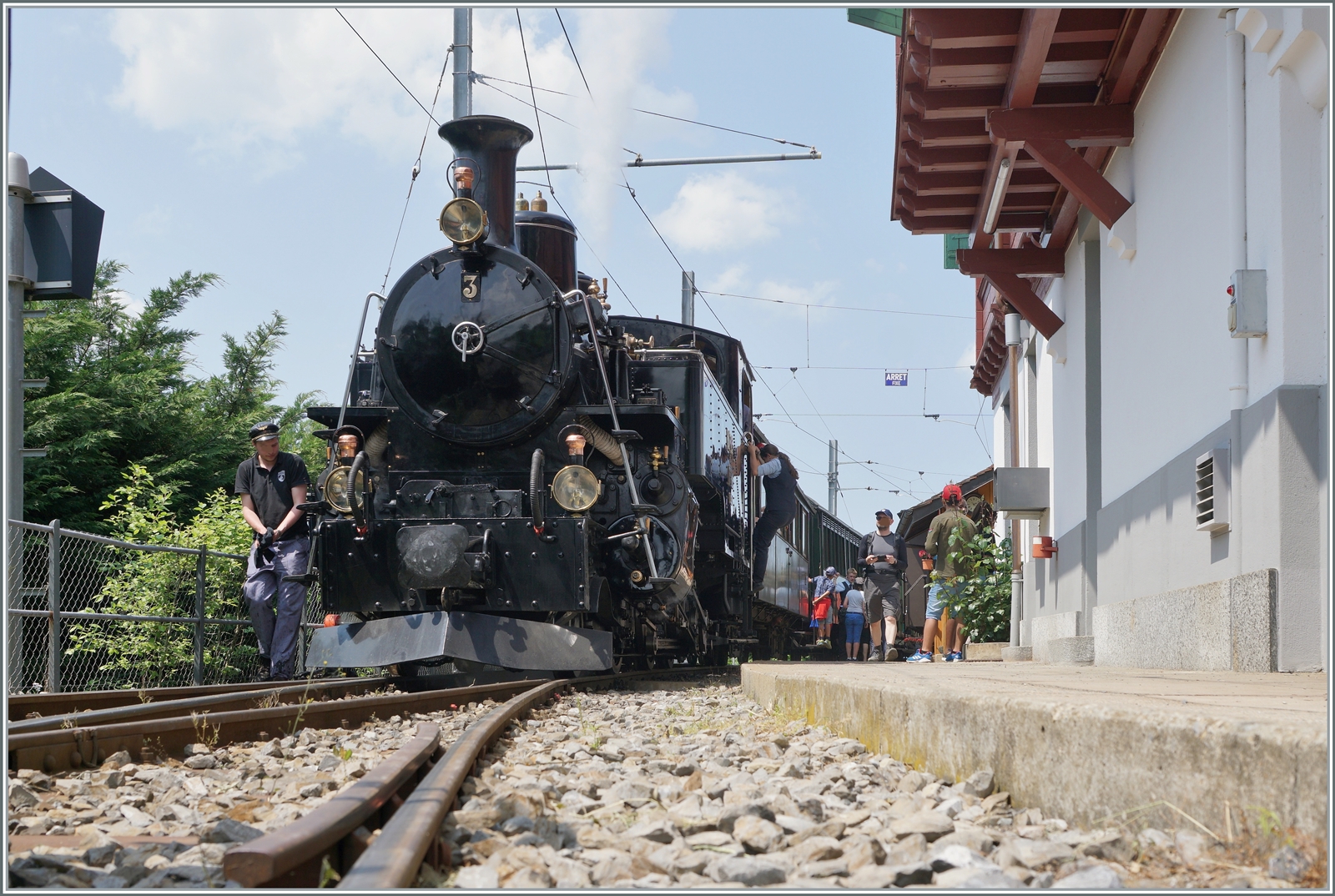 Ein Bild mit einem interessanten Detail: Der Spurlenker bei Schmalspurbahnen ist auf Schienenhöhe, (während er bei Normalspurbahnen darüber hinausragt). Könnte Grund und Lösungsansatz für die GPX Probleme sein.
Dahinter, als  Hauptmotiv  die BFD HG 3/4 N° 3 der Blonay-Chamby Bahn in Chamby. 

28. Mai 2023