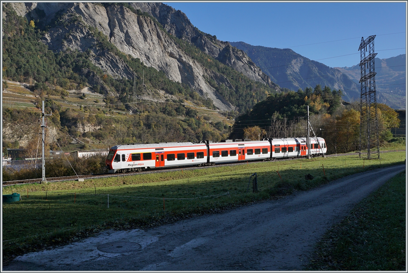 Ein Region Alps RABe 525 (NINA) ist als Regionalzug auf dem Weg von Le Ch�ble nach Martigny und hat soeben den Bahnhof von Sembrancher verlassen. 

30. Okt. 2024