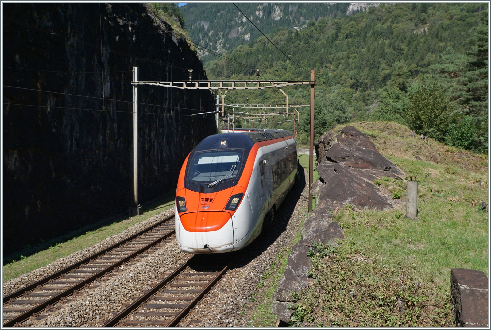 Ein SBB Giruno RABe 501 ist als IC 10151 von Basel nach Lugano unterwegs und wird in Küzre in den den 1567 Meter langen Prato Kehrtunnel einfahren. 

4. September 2023