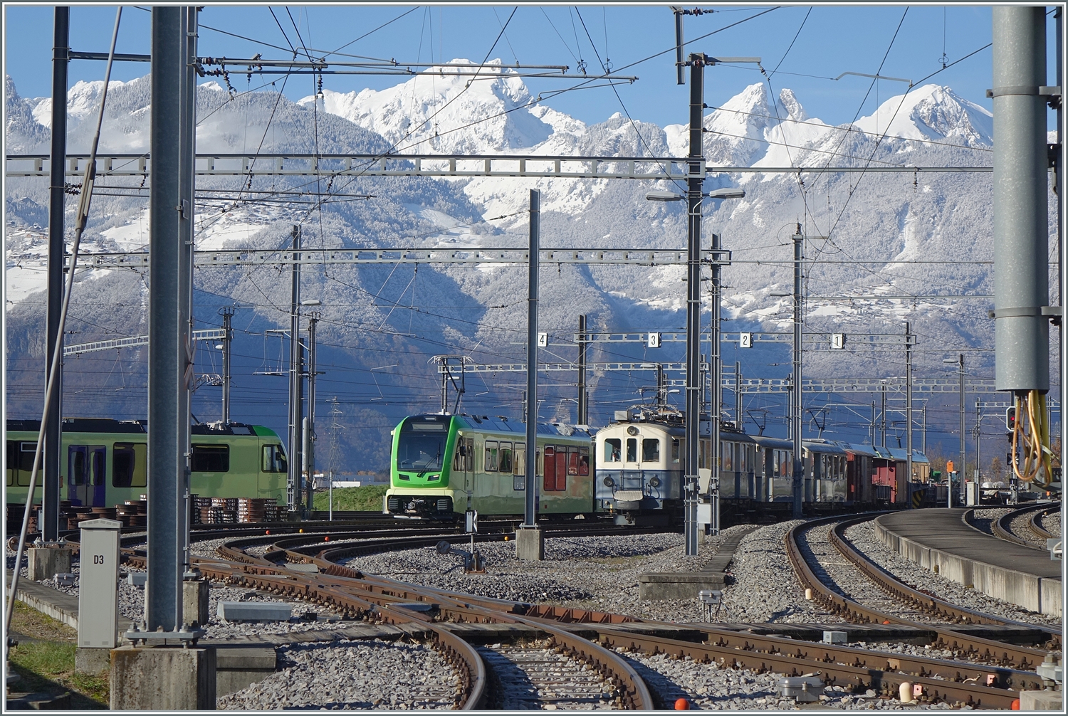 Ein Tele-Blick ins TPC Dpt in Aigle, welcher neben den frisch verschneiten Bergen im Hintergrund, besonders den neuen TPC/ASD ABe 4/8 471 (Baujahr 2023) neben dem ASD BCFe 4/4 N 1  TransOrmonan  (Baujahr 1913) im Visier hat.

3. Dez. 2023