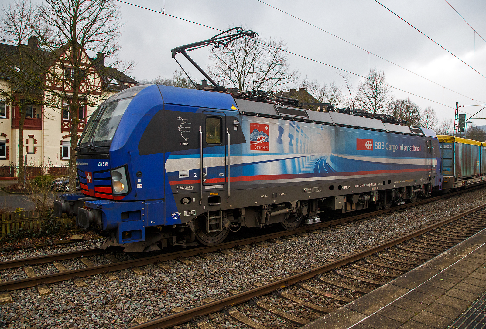 Eine deutsche Lok in Schweizer Diensten...
Die an die SBB Cargo International vermietete 193 518  Ticino  (91 80 6193 518-8 D-SIEAG) der SüdLeasing GmbH (Stuttgart, eingestellt in Deutschland durch Siemens) fährt am 23.02.2023, mit einem HUPAC KLV-Zug, durch Kirchen (Sieg) in Richtung Köln.

Die Siemens Vectron MS wurde 2019 von Siemens Mobilitiy in München-Allach unter der Fabriknummer 22700 gebaut. Eigentümer ist die SüdLeasing GmbH in Stuttgart (LBBW-Tochter) die 20 dieser Loks an die SBB Cargo International vermietet hat, eingestellt sind sie in Deutschland durch die Siemens Mobilitiy. Es besteht zudem eine Option für 20 weitere Fahrzeuge.

Diese Mehrsystem-Loks sind für den Einsatz auf dem Rhein-Alpen-Korridor vorgesehen und sind für den Betrieb in Deutschland, Österreich, Schweiz, Italien und den Niederlanden (DACHINL) ausgelegt. Sie verfügen über eine Leistung von 6,4 MW (160 km/h) und sind neben den nationalen Zugsicherungssystemen mit dem Europäischen Zugsicherungssystem (ETCS) ausgestattet.