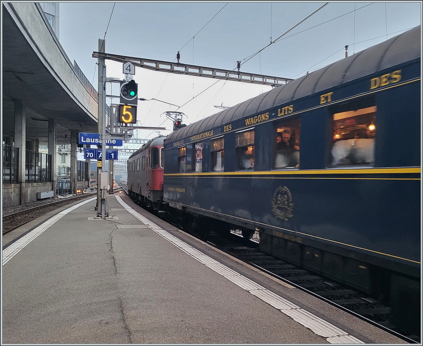 Eine miserable (Handy)-Fotoqualität, ein miserabler Fotostandort - aber wann fuhr zum letzten Mal ein Reisezug mit einer SBB Re 6/6 ?* Aus diesem Grund wage ich doch dieses Bild hier zu zeigen: die SBB Re 6/6 11622 (Re 620 022-4)  Suhr  verlässt mit dem traditionellen Silvester Zug der  L'Association 141 R 568  in Lausanne Richtung Bern und wie man sieht führt der Zug an der Spitze den edlen  Dining Car  2749  

*Zu meinem Erstaunen dürfte die Antwort lauten: 15.12.24!

31. Dez. 2024