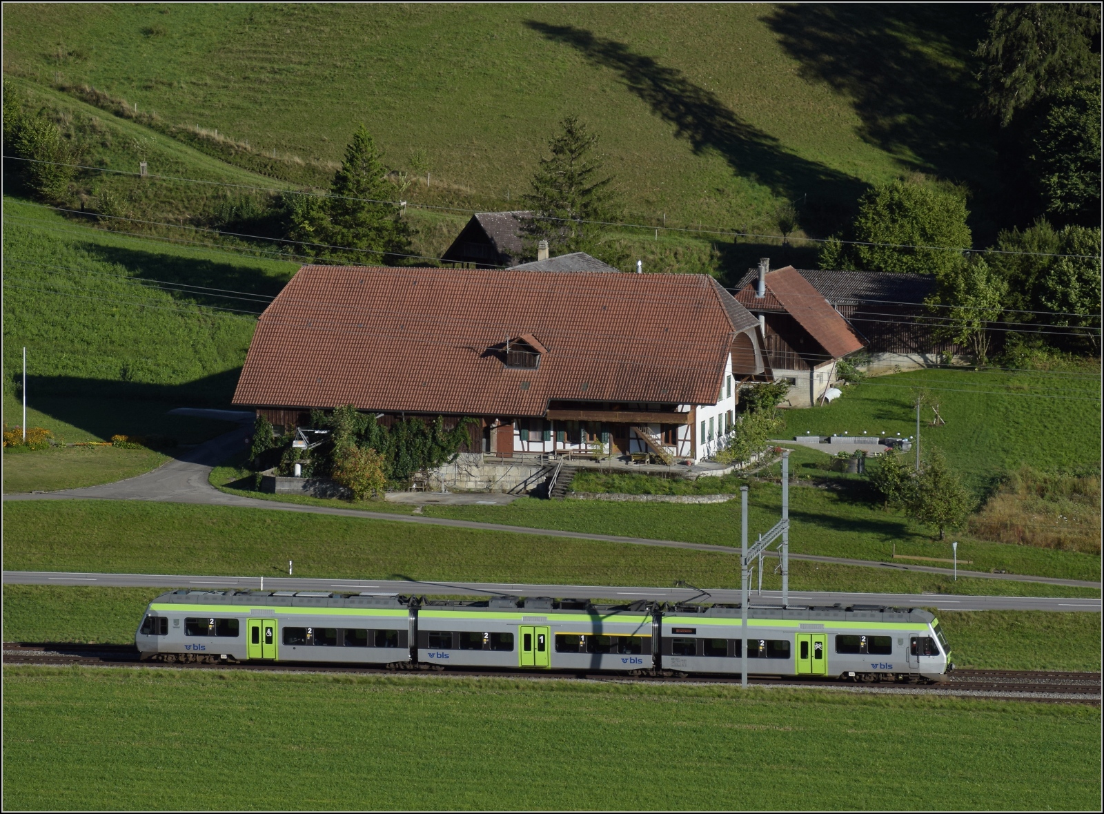 Eine unbekannt gebliebene 3-teilige Nina bei Riedtwil vor einem repräsentativen Bauernhof. September 2022.