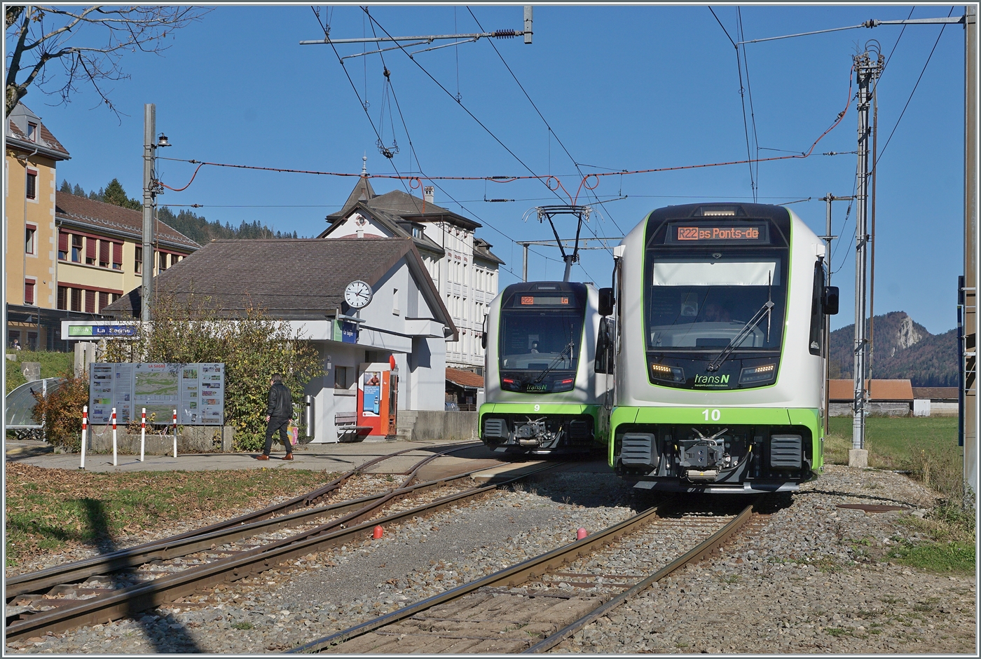 Eine der wohl  berhmtesten  Zugkreuzung in der Schweiz: in La Sange kreuzen sich einmal pro (Werk)-Tag die transN Zge R22 9921 und 9920. Nachdem ich hier im Juni die BDe 4/4 6 und 8 fotografieren konnte, sind nun der transN Abe 4/8 9 auf der Fahrt nach La Chaux de Fonds und der ABe 4/8 N 10 als Gegenzug nach Les Ponts-de-Martel zu sehen. Da die Zge etwas lnger sind, war es gar nicht so einfach, ein  gutes  Kreuzungsbild zu bekommen.

28. Oktober 2024