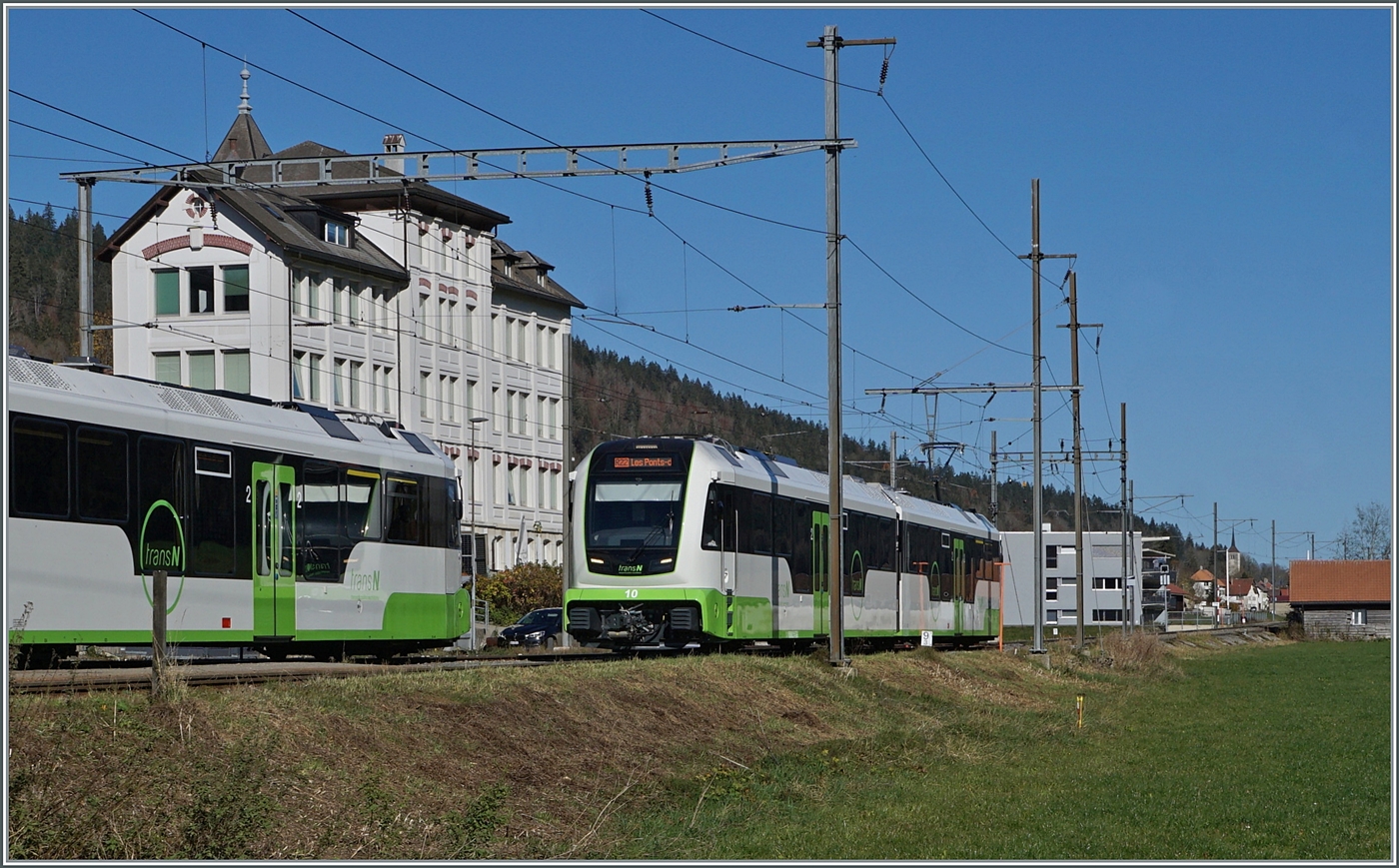Eine der wohl  berühmtesten  Zugkreuzung in der Schweiz: in La Sange kreuzen sich einmal pro (Werk)-Tag die transN Züge R22 9921 und 9920. Nachdem ich hier im Juni die BDe 4/4 6 und 8 fotografieren konnte, sind nun der transN Abe 4/8 9 auf der Fahrt nach La Chaux de Fonds und der ABe 4/8 N° 10 als Gegenzug nach Les Ponts-de-Martel zu sehen. 
Da die Züge etwas länger sind, war es gar nicht so einfach, ein  gutes  Kreuzungsbild zu bekommen. 


28. Oktober 2024