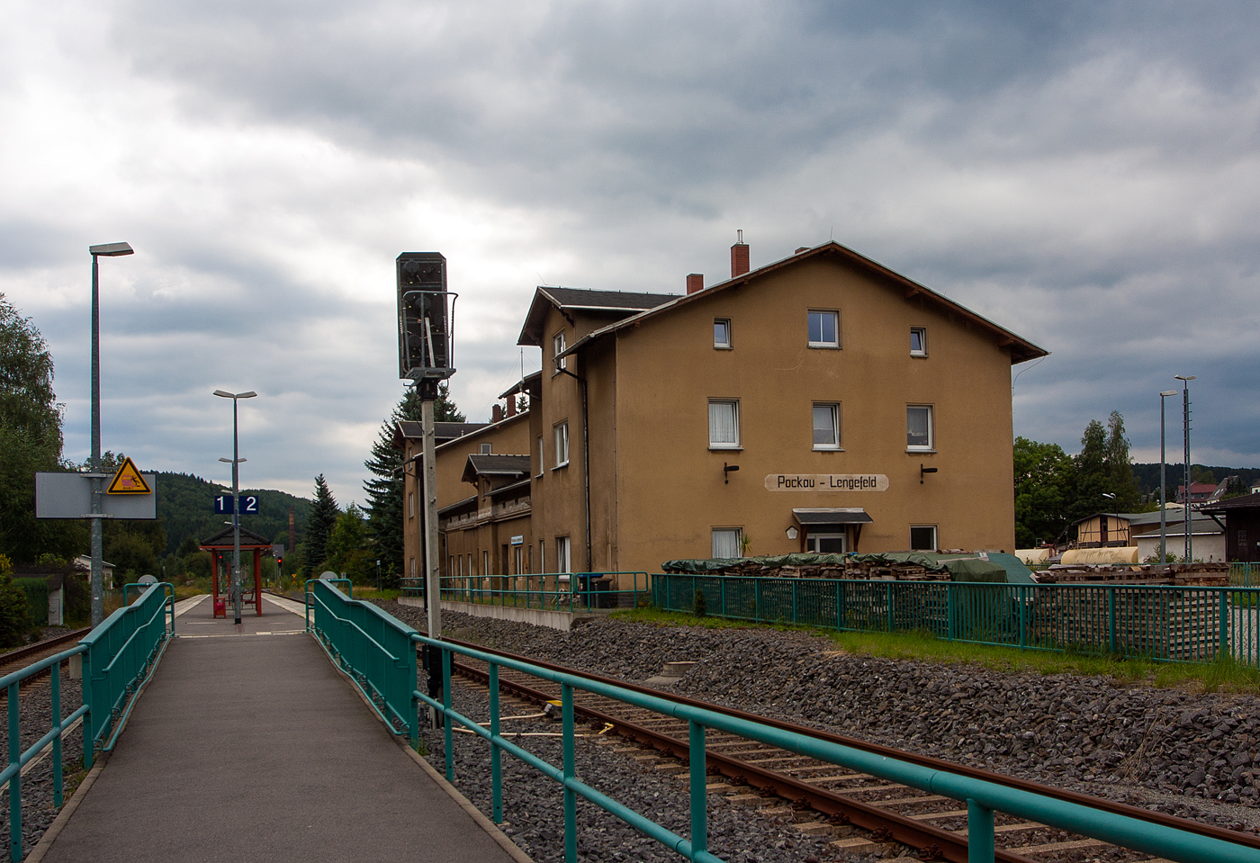 Empfangsgebäude vom Bahnhof Pockau-Lengefel am 26 August 2013 von der Durchgangsgleisseite der Strecke Reitzenhain–Flöha (KBS 519).

Der Bahnhof Pockau-Lengefeld ist ein lokaler Bahnknotenpunkt in Sachsen. Hier zweigt die Bahnstrecke Pockau-Lengefeld–Neuhausen von der Bahnstrecke Reitzenhain–Flöha ab. Die Station und beide Strecken wurden 1875 eröffnet.

Heute hat der Bahnhof viel von seiner früheren Bedeutung verloren, auch das ehemalige Bahnbetriebswerk Pockau-Lengefeld wurde in den 2000er Jahren geschlossen. Auf dem Abschnitt Pockau-Lengefeld–Marienberg findet seit 2013 kein regelmäßiger Personenverkehr mehr statt, auf der Relation Chemnitz–Flöha–Pockau-Lengefeld–Olbernhau verkehrt die RB 81 der Erzgebirgsbahn im Schienenpersonennahverkehr montags bis freitags im Stundentakt mit Taktlücken mittags und abends. Am Wochenende verkehrt sie generell nur zweistündlich.