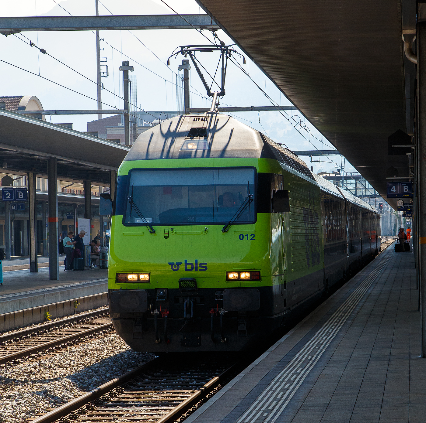 Erst war es mir noch nicht aufgefallen (da hier auf der Anzeige als PE angezeigt), die BLS Re 465 012 (91 85 4 465 012-3 CH-BLS) erreicht am 11 September 2023, mit dem GoldenPass Express (GPX) von Interlaken Ost via Zweisimmen nach Montreux, den Bahnhof Spiez.