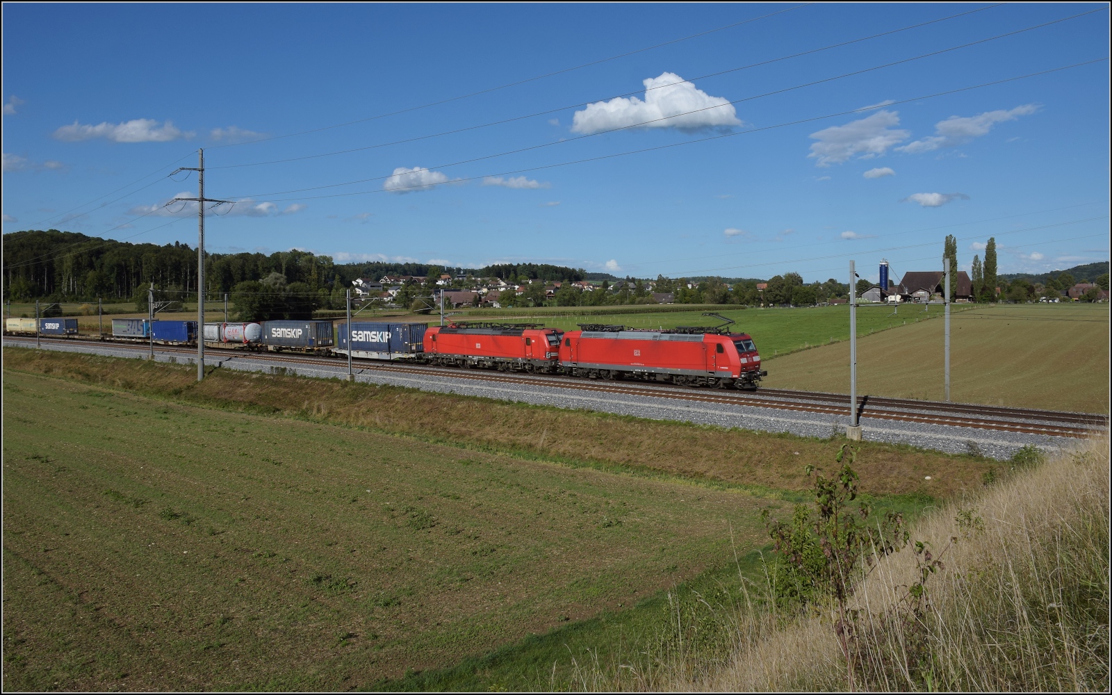 Erstaunlicherweise kann 185 090 mit auch mit dem Konkurrenzprodukt 193 317 in Doppeltraktion fahren. Rain bei Bollodingen, September 2022.