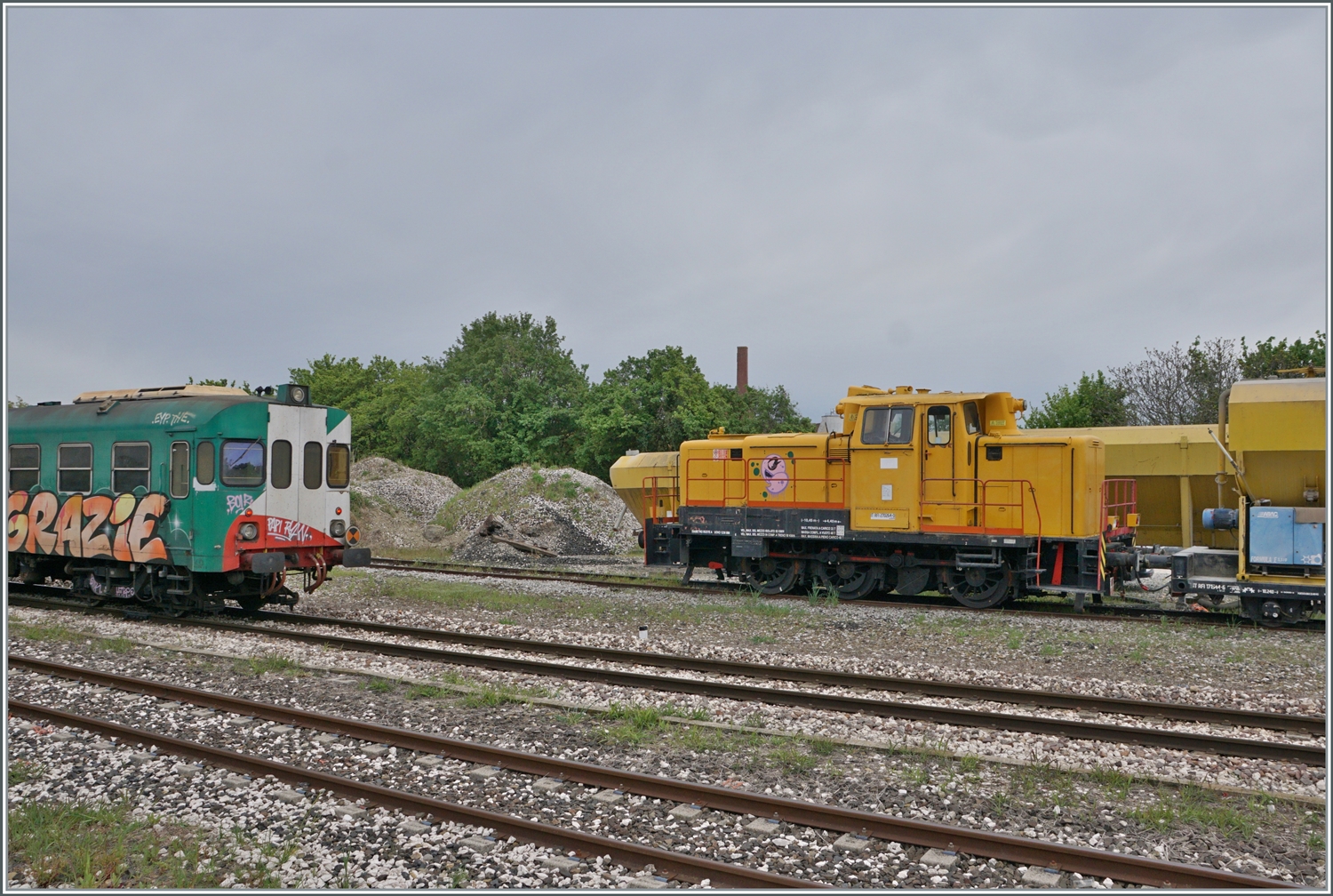 Es ist nicht das, was auf den ersten Blick dachte, aber fast: Diese  V 60  wurde in Lizenz von belgischen Firmen in den Jahren 1960 - 1961 gebaut und acht Lok verkaufte die NMBS SNCB an Italien. Das Bild zeigt die IT RFI 270 264-0 in Boretto, 
links der ausfahrende Aln 663 019 und 018, wobei ich das Gracie nicht erwidern mchte.

17. April 2023