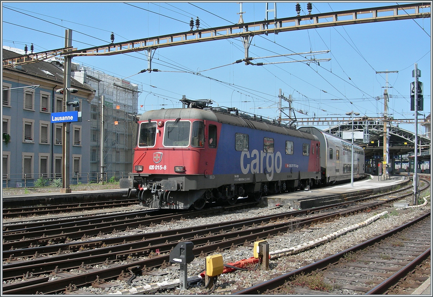 Etwas besser im Licht zeigte sich kurz darauf die SBB Re 6/6 116159 (Re 620 015-8)  Kloten  mit ein interessanten  Anhang : ein SBB Dosto-Wagen (und zwei weitere, hier nicht zu sehende Güterwagen) . 

2. Mai 2025