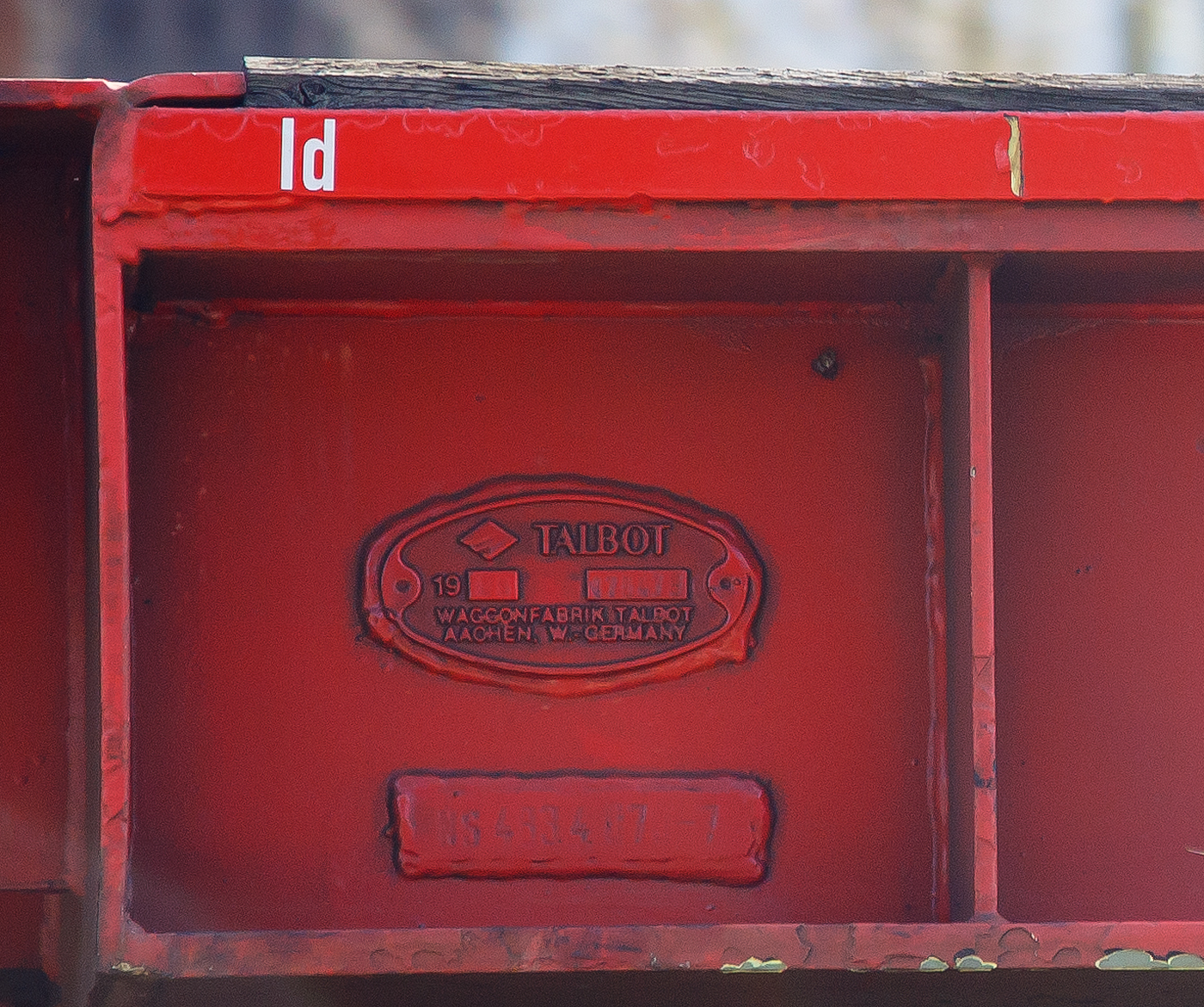 Fabrikschild von dem Sechsachsiger Drehgestell-Flachwagen 33 80 482 7 013-0 D-ORME der Gattung Sammnps 482, am 03.03.2023 in Herdorf.