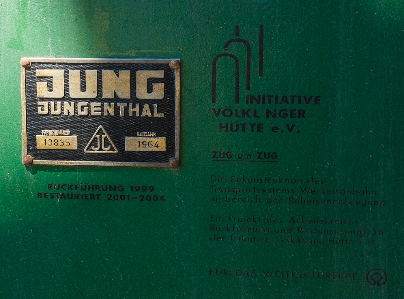 Fabrikschild der Normalspur-Dampflokomotive 46 der Vlklinger Htte (ehem. Rchling'schen Eisen- und Stahlwerke GmbH in Vlklingen/Saar, ab 1982 ARBED-Saarstahl GmbH, ab 1986 Saarstahl Vlklingen GmbH), eine Jung Hochofenlok niedriger Bauart (Fabriknummer 13835 / Baujahr 1964), hier am 01 Juli 2025 am Gelnde Vlklinger Htte als Denkmal. Heutiger Eigentmer ist die Initiative Vlklinger Htte e.V..