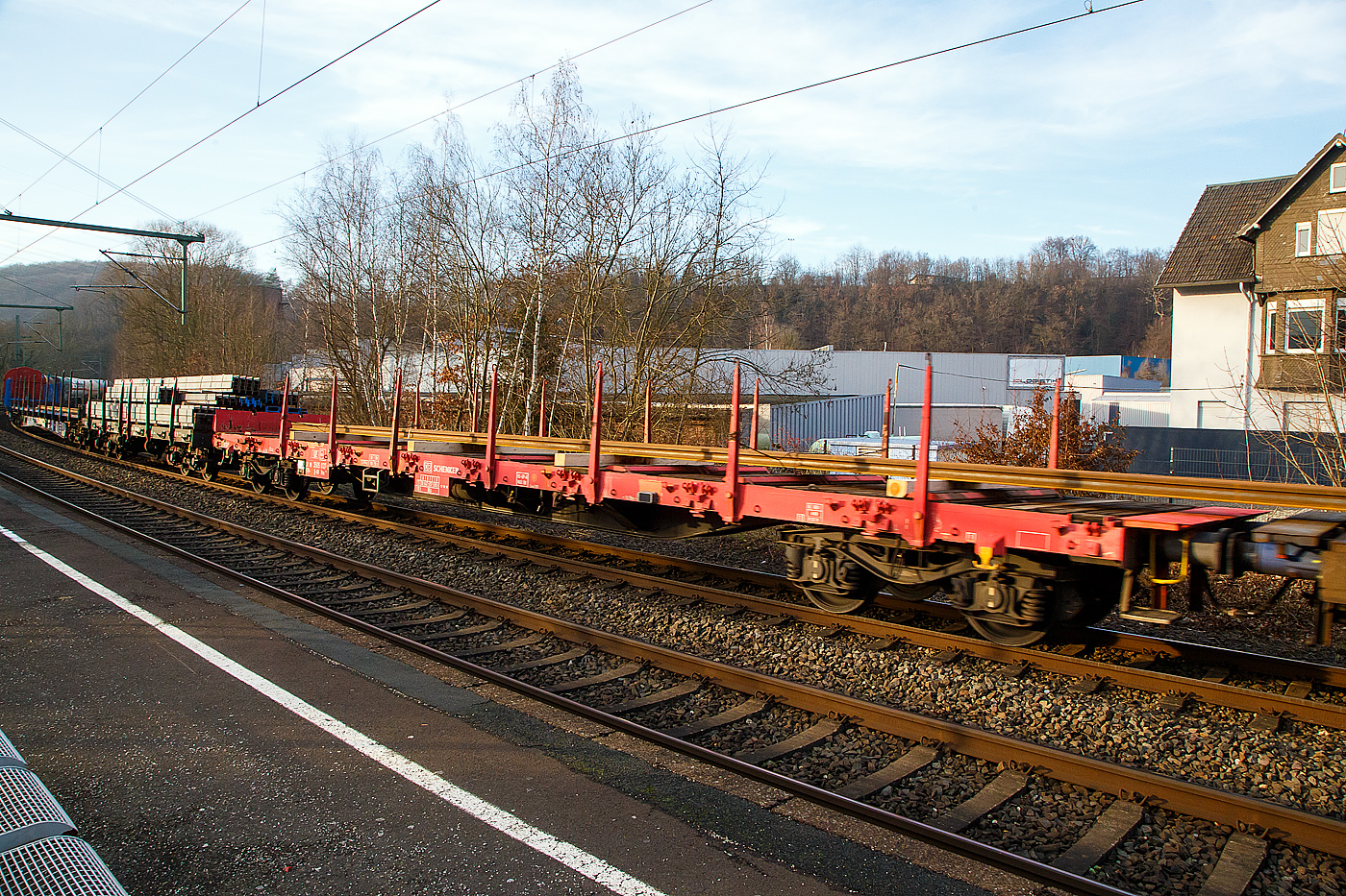 Fast auf den Tag genau 10 Jahre später habe ich den geleichenen Wagen nochmal fotografiert...
Vierachsiger Drehgestell-Flachwagen mit Rungen und Stirnwandklappen, jedoch ohne Seitenwandklappen, 31 80 3505 037-2 D-DB, der Gattung Rns 674, der DB Cargo AG, hier im Zugverbund bei der Durchfahrt durch den Bahnhof Scheuerfeld/Sieg am 18.01.2023, beladen mit Schienen. 

Das große Kraftpaket mit einer Ladelänge von 18,5 m dient diese Wagen zur Beförderung von schweren, langen Erzeugnissen z.B. der Eisen- und Stahlindustrie. Der Wagen ist aber auch für den Transport von leichten und schweren Radfahrzeugen, leichten Kettenfahrzeugen und Containern geeignet. 

Das Untergestell ist eine geschweißte Stahlkonstruktion und besteht aus zwei Langträgern verbunden mit Querträgern und Kopfstücken. Jeder Wagenlängsseite ist mit 18 Bindeösen an jedem Außenlangträger und 4 Bindeösen an jeder Stirnwandklappe ausgerüstet. Der Wagen ist im Fußboden mit insgesamt 18 Zurrpunkten versehen (je Seite 9 Zurrpunkte). Jedes Kopfende ist zur Ladungssicherung mit einer nach außen umlegbaren Stirnwandklappe versehen, die durch zwei kurze absenkbare Rungen gesichert werden. Der Fußboden besteht auch 70 mm dicken Holzbohlen, die quer zur Wagenlängsachse verlegt sind. Der Fußboden und die umgeklappten Stirnwände können mit Fahrzeugen bis zu einer Radkraft von 50 kN befahren werden. 

TECHNISCHE DATEN (laut Anschriften): 
Spurweite: 1.435 mm
Länge über Puffer:  19.900 mm
Drehzapfenabstand:  14.560 mm
Achsabstand im Drehgestell: 1.800 mm
Länge der Ladefläche: 18.502 mm
Ladebreite: 2.770 mm 
Ladefläche: 51,0 m² 
Höhe des Fußbodens über SO: 1.260 mm
Höchstgeschwindigkeit: 100 km/h (beladen) / 120 km/h (leer)
Eigengewicht:  24.300 kg
Maximale Ladegewicht:  65,5 t (ab Streckenklasse D) / 59,5 t DB CM 
Bauart der Bremse: KE-GP 
Kleinster bef. Gleisbogenradius: 50 m
Intern. Verwendungsfähigkeit: TEN-GE

Die Bedeutung der Gattungs- und Kennbuchstaben (hier Rns):
R – Drehgestell-Flachwagen in Regelbauart
n - höchste Lastgrenze über 60 t
s - Höchstgeschwindigkeit 100 km/h (beladen)
