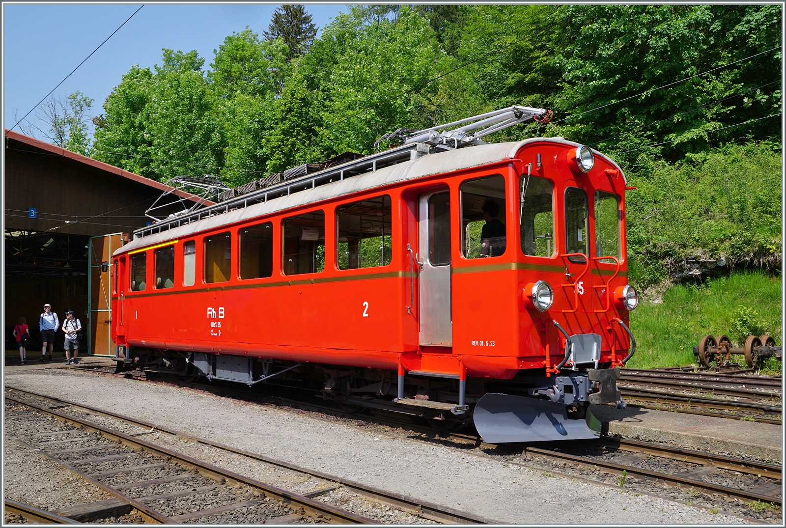 Festival Suisse de la vapeur / Schweizer Dampffestival 2023 der Blonay-Chamby Bahn: doch die grösste Überraschung war der RhB Bernina Bahn ABe 4/4 I 35, der sich nach seiner sehr gelungen Aufarbeitung praktisch  Fabrikneu  zeigt und von der B-C perfekt organisiert, sich in Chaulin zum ungestörten Fotografieren präsentiert.

29. Mai 2023 