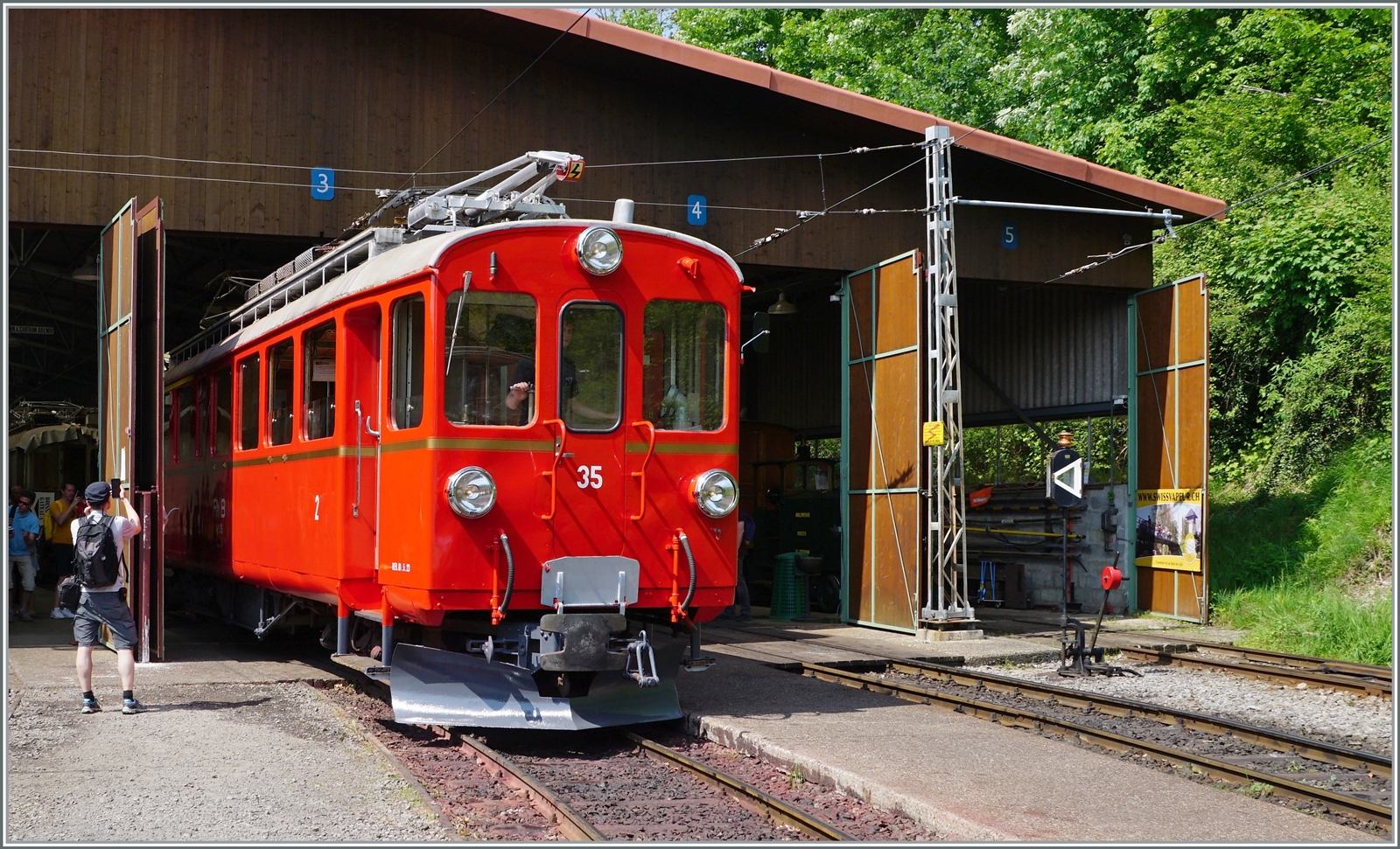 Festival Suisse de la vapeur / Schweizer Dampffestival 2023 der Blonay-Chamby Bahn: Dass der  RhB Bernina Bahn ABe 4/4 I 35 aufgebügelt war habe ich schon gesehen, doch als er dann aus der Halle in die Sonne gefahren wurde war ich dann doch sehr überrascht. 

29. Mai 2023 