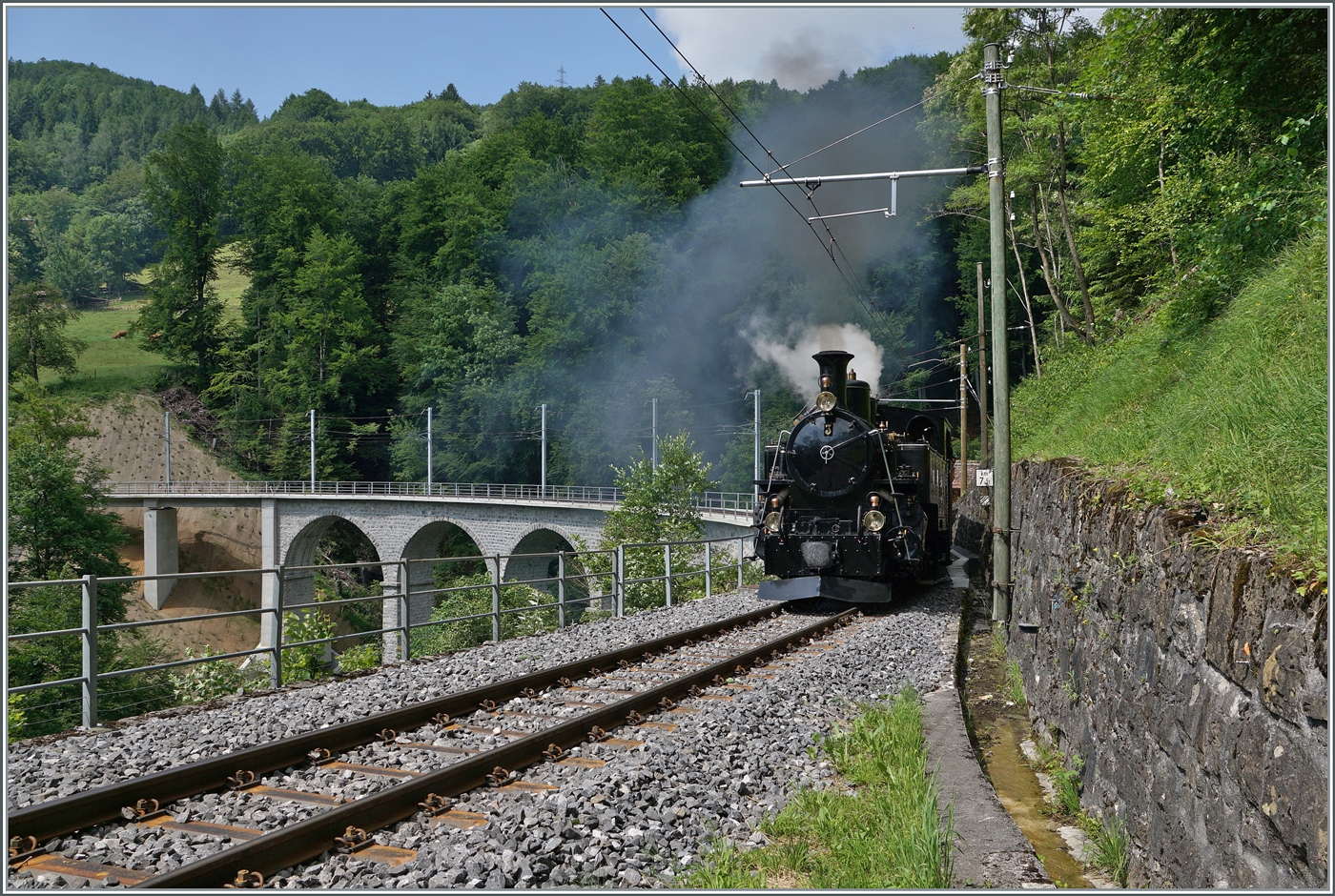 Festival Suisse de la vapeur (Schweizer Dampffestival 2025) - Herrlich dampft hingegen die BFD HG 3/4 N° * der Blonay Chamby Bahn, die bei Vers chez Robert nach der weiterhin nur mit Vmax 10 km/h erfolgten Fahrt über den Baye de Clarens Viadukt nun die kräftige Steigung nach Chamby in Angriff nimmt.

8. Juni 2025