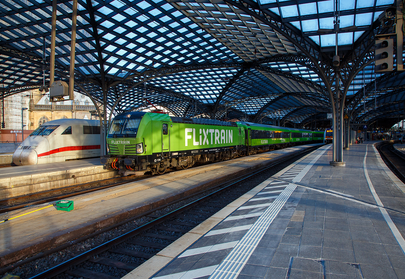 Früh morgens im Hbf Köln....
Die an die SVG - Schienenverkehrsgesellschaft mbH (Stuttgart) für FLIXTRAIN Verkehre vermiete MRCE Dispolok X4 E – 862 bzw. 193 862 (91 80 6193 862-0 D-DISPO) verlässt am 14.05.2022 mit dem FlixTrain (FLX 1233 / Köln Hbf – Leipzig Hbf) den Hauptbahnhof Köln. 

Die Siemens Vectron AC  wurde 2014 von Siemens Mobilitiy in München-Allach unter der Fabriknummer 21925 gebaut. Diese Vectron Lokomotive ist als AC – Lokomotive (Wechselstrom-Variante) konzipiert und zugelassen für Deutschland und Österreich (D/A). Seit Juli 2020 ist sie an die SVG vermietet, die als Eisenbahnverkehrsunternehmen (EVU) unteranderem auch den Verkehr der FlixTrain Verbindungen durchführt.
