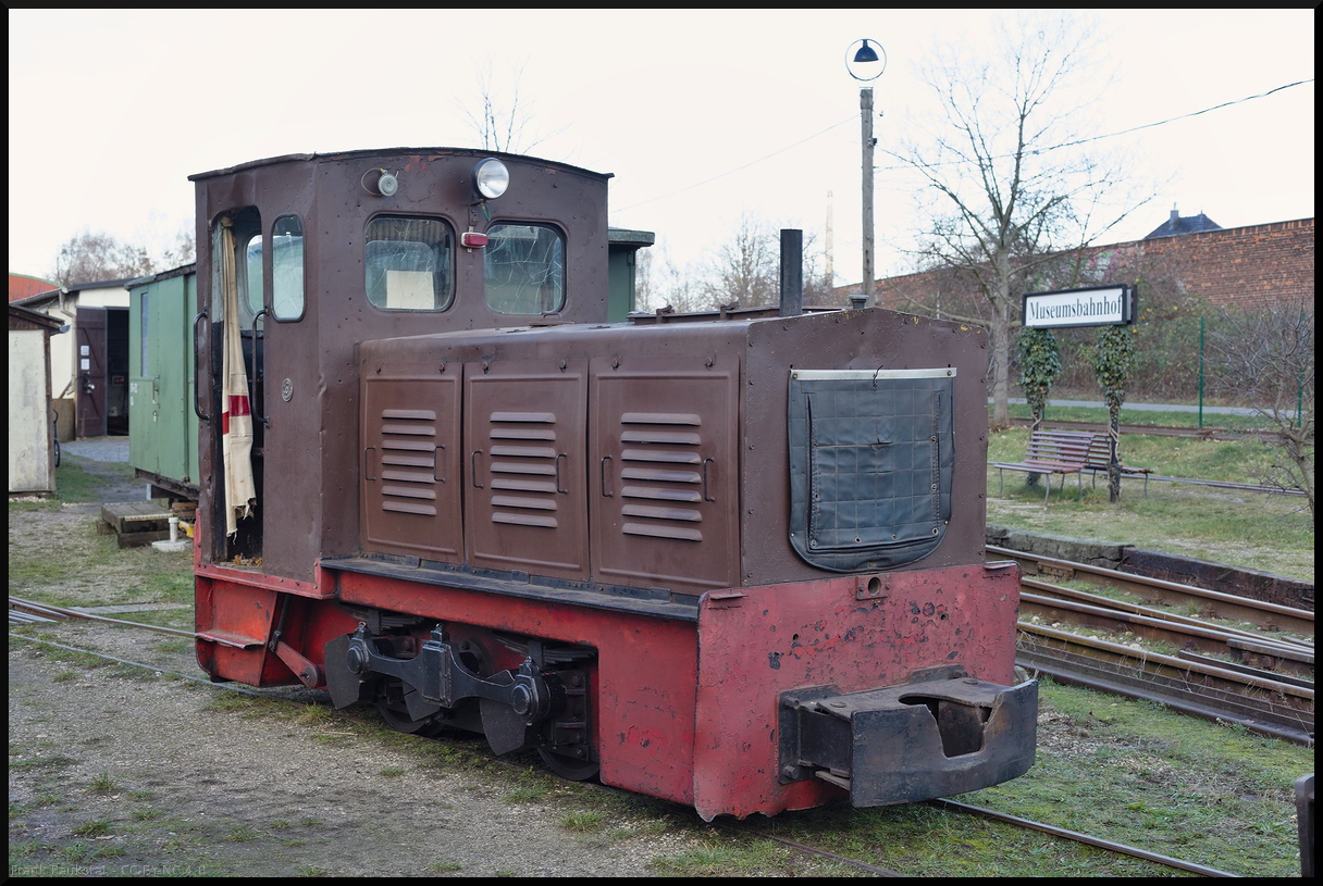 Gegenüber vom Museumsbahnhof stand die Lok 2 der Museumsfeldbahn Leipzig-Lindenau, wo sie während der Glühweinfahrten am 29.12.2013 fotografiert wurde.<br>
---<br>
Es handelt sich dabei um eine LKM Ns3d die 1960 gebaut wurde. Ausgeliefert wurde sie an VEB Feuerfestwerke Wetro. 1975 ging es zum VEB Stahl- und Walzwerk Riesa. 1989 kam sie zum VEB Ingenieurbau Leipzig und 1992 dann zur Museumfeldbahn.