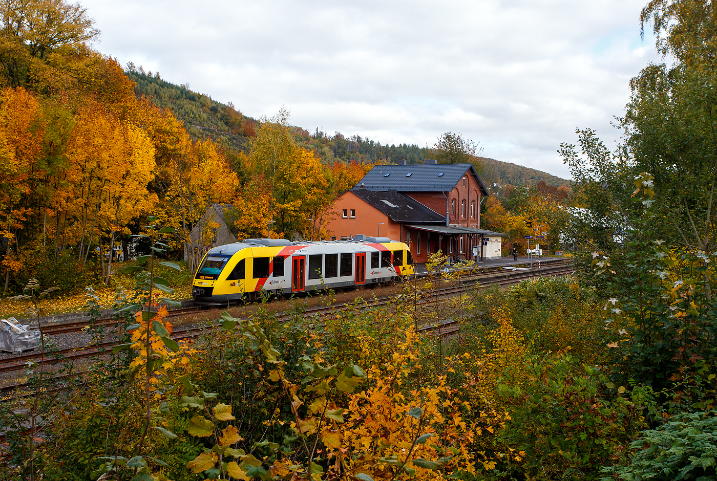 Herbst im Hellertal, der VT 205 ABp (95 80 0640 105-2 D-HEB), in Alstom Coradia LINT 27 der HLB (Hessische Landesbahn) / 3LänderBahn, verlässt am 14 Oktober 2025, als RB 96  Hellertalbahn“ (Neunkirchen/Siegerland – Herdorf – Betzdorf/Sieg), den Bahnhof Herdorf und fährt weiter in Richtung Betzdorf.

Der LINT 27 wurde 2004 von ALSTOM Transport Deutschland GmbH (vormals LHB - Linke-Hofmann-Busch GmbH) in Salzgitter-Watenstedt unter der Fabriknummer 1187-005 gebaut und als VT 205 an die vectus Verkehrsgesellschaft mbH geliefert. Mit dem Fahrplanwechsel zum Dezember 2014 wurden alle Fahrzeuge der vectus von der HLB übernommen.