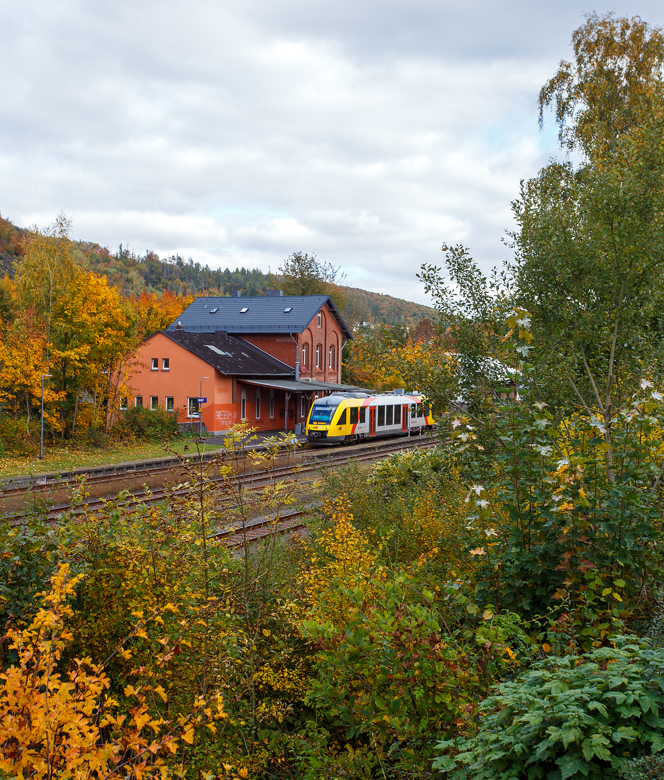 Herbst im Hellertal, der VT 205 ABp (95 80 0640 105-2 D-HEB), in Alstom Coradia LINT 27 der HLB (Hessische Landesbahn) / 3LänderBahn, hat am 14 Oktober 2025, als RB 96  Hellertalbahn“ (Neunkirchen/Siegerland – Herdorf – Betzdorf/Sieg), den Bahnhof Herdorf erreicht.

Der LINT 27 wurde 2004 von ALSTOM Transport Deutschland GmbH (vormals LHB - Linke-Hofmann-Busch GmbH) in Salzgitter-Watenstedt unter der Fabriknummer 1187-005 gebaut und als VT 205 an die vectus Verkehrsgesellschaft mbH geliefert. Mit dem Fahrplanwechsel zum Dezember 2014 wurden alle Fahrzeuge der vectus von der HLB übernommen.