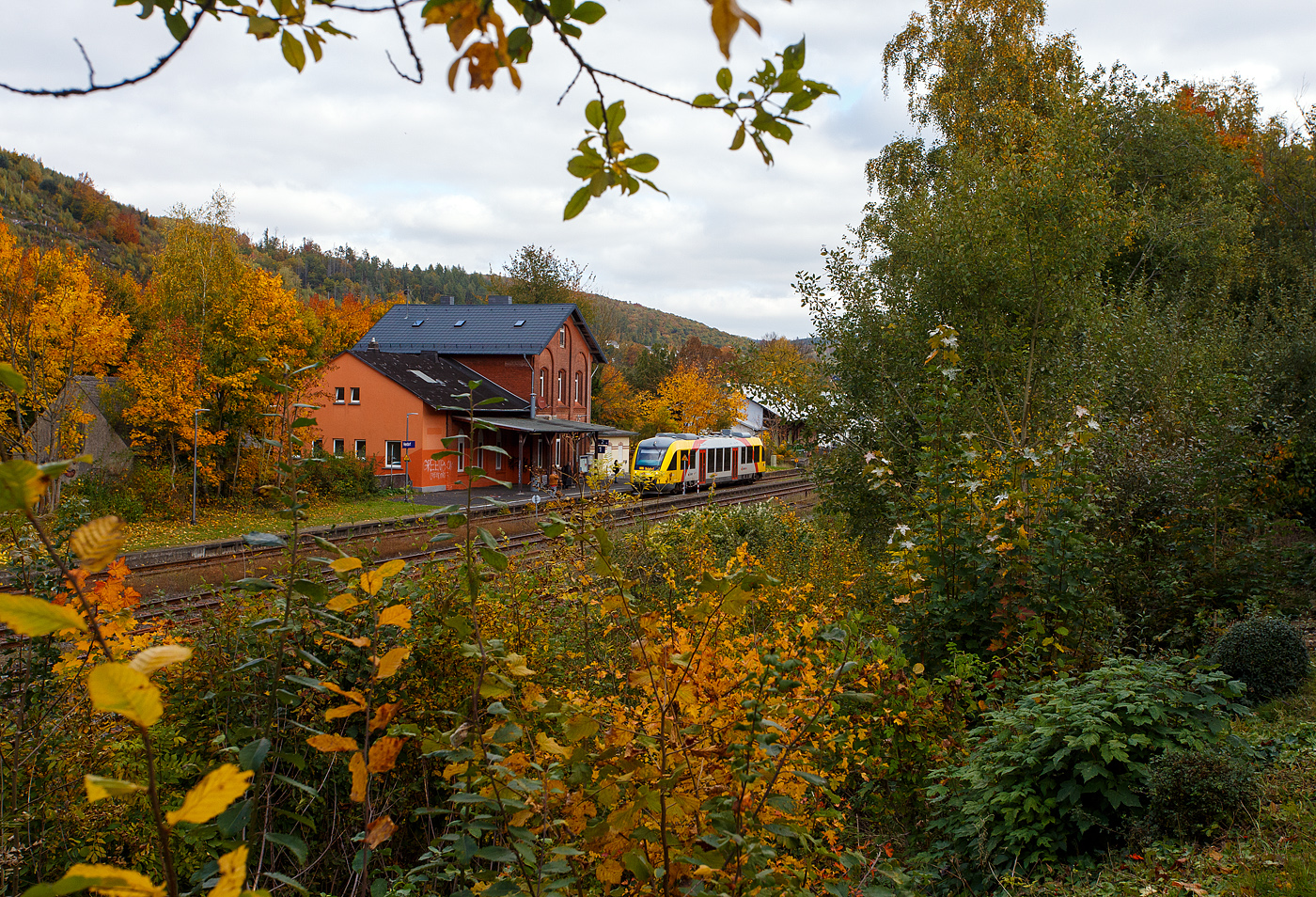 Herbst im Hellertal, der VT 205 ABp (95 80 0640 105-2 D-HEB), in Alstom Coradia LINT 27 der HLB (Hessische Landesbahn) / 3LänderBahn, erreicht am 14 Oktober 2025, als RB 96  Hellertalbahn“ (Neunkirchen/Siegerland – Herdorf – Betzdorf/Sieg), den Bahnhof Herdorf.

Der LINT 27 wurde 2004 von ALSTOM Transport Deutschland GmbH (vormals LHB - Linke-Hofmann-Busch GmbH) in Salzgitter-Watenstedt unter der Fabriknummer 1187-005 gebaut und als VT 205 an die vectus Verkehrsgesellschaft mbH geliefert. Mit dem Fahrplanwechsel zum Dezember 2014 wurden alle Fahrzeuge der vectus von der HLB übernommen.