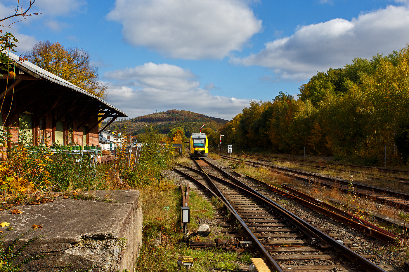 Herbst im Hellertal, der VT 205 ABp (95 80 0640 105-2 D-HEB), in Alstom Coradia LINT 27 der HLB (Hessische Landesbahn) / 3LänderBahn, verlässt am 14 Oktober 2025, als RB 96  Hellertalbahn“ (Betzdorf – Herdorf – Neunkirchen/Siegerland), den Bahnhof Herdorf und fährt weiter in Richtung Neunkirchen/Siegerland.

Der LINT 27 wurde 2004 von ALSTOM Transport Deutschland GmbH (vormals LHB - Linke-Hofmann-Busch GmbH) in Salzgitter-Watenstedt unter der Fabriknummer 1187-005 gebaut und als VT 205 an die vectus Verkehrsgesellschaft mbH geliefert. Mit dem Fahrplanwechsel zum Dezember 2014 wurden alle Fahrzeuge der vectus von der HLB übernommen.