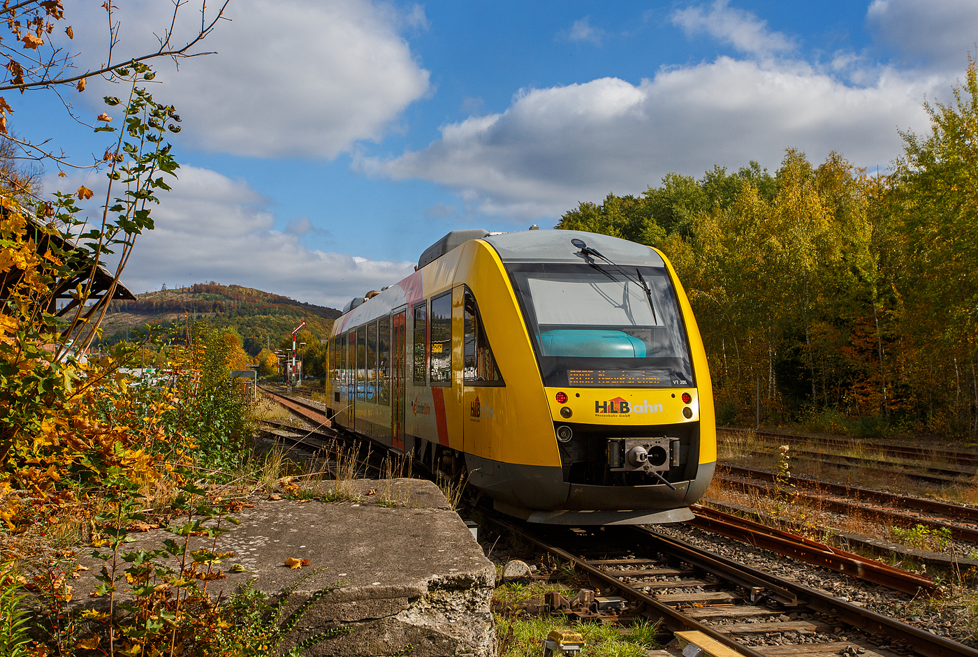 Herbst im Hellertal, der VT 205 ABp (95 80 0640 105-2 D-HEB), in Alstom Coradia LINT 27 der HLB (Hessische Landesbahn) / 3LänderBahn, verlässt am 14 Oktober 2025, als RB 96  Hellertalbahn“ (Betzdorf – Herdorf – Neunkirchen/Siegerland), den Bahnhof Herdorf und fährt weiter in Richtung Neunkirchen/Siegerland.

Der LINT 27 wurde 2004 von ALSTOM Transport Deutschland GmbH (vormals LHB - Linke-Hofmann-Busch GmbH) in Salzgitter-Watenstedt unter der Fabriknummer 1187-005 gebaut und als VT 205 an die vectus Verkehrsgesellschaft mbH geliefert. Mit dem Fahrplanwechsel zum Dezember 2014 wurden alle Fahrzeuge der vectus von der HLB übernommen.