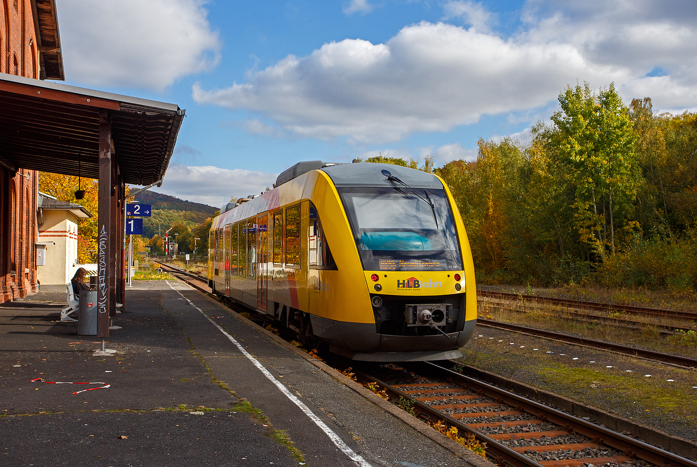 Herbst im Hellertal, der VT 205 ABp (95 80 0640 105-2 D-HEB), in Alstom Coradia LINT 27 der HLB (Hessische Landesbahn) / 3LänderBahn, hat am 14 Oktober 2025, als RB 96  Hellertalbahn“ (Betzdorf – Herdorf – Neunkirchen/Siegerland), den Bahnhof Herdorf erreicht.

Der LINT 27 wurde 2004 von ALSTOM Transport Deutschland GmbH (vormals LHB - Linke-Hofmann-Busch GmbH) in Salzgitter-Watenstedt unter der Fabriknummer 1187-005 gebaut und als VT 205 an die vectus Verkehrsgesellschaft mbH geliefert. Mit dem Fahrplanwechsel zum Dezember 2014 wurden alle Fahrzeuge der vectus von der HLB übernommen.