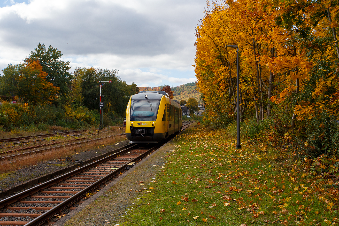 Herbst im Hellertal, der VT 205 ABp (95 80 0640 105-2 D-HEB), in Alstom Coradia LINT 27 der HLB (Hessische Landesbahn) / 3LänderBahn, erreicht am 14 Oktober 2025, als RB 96  Hellertalbahn“ (Betzdorf – Herdorf – Neunkirchen/Siegerland), den Bahnhof Herdorf.

Der LINT 27 wurde 2004 von ALSTOM Transport Deutschland GmbH (vormals LHB - Linke-Hofmann-Busch GmbH) in Salzgitter-Watenstedt unter der Fabriknummer 1187-005 gebaut und als VT 205 an die vectus Verkehrsgesellschaft mbH geliefert. Mit dem Fahrplanwechsel zum Dezember 2014 wurden alle Fahrzeuge der vectus von der HLB übernommen.