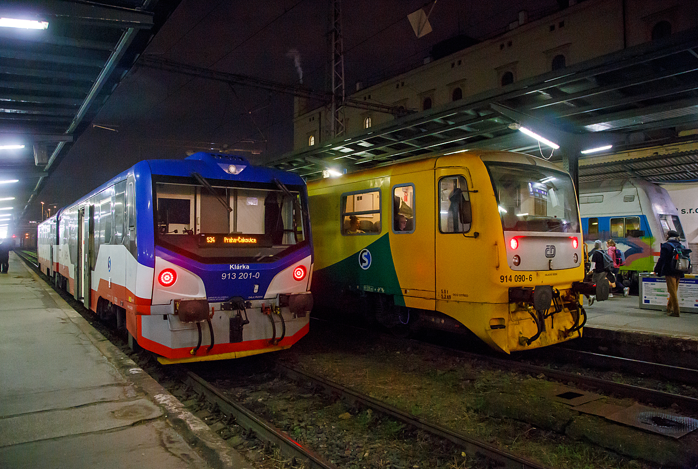 Hier ein Vergleich der Umbauten aus der BR 810 “Chcpk” (Brotbchse), zwischen den BR 813/913 und der BR 814/914.....

Bahnhof Praha Masarykovo ndra (Prag Masarykbahnhof) am 23.11.2022: 
Links der VT 813 201-1 / 913 201-0 „Klrka“ (Klara) (CZ-KC 95 54 5 813 201-1 / CZ-KC 95 54 5 913 201-0) der KC Doprava (Klub elezničnch cestovatelů) als S 34 Praha Masarykovo ndra – Praha-Čakovice fr die S-Bahn Prag (Esko Praha).

Und rechts der ČD  RegioNova  813 090-7 / 914 090-6 (CZ-ČD 95 54 5 814 090-7 / CZ-ČD 95 54 5 914 090-6).
