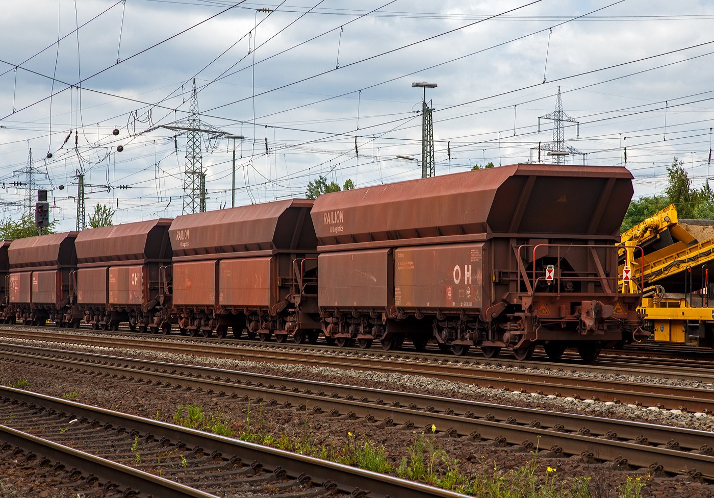 Hier nochmal nun am Zugschluss ein 2 x sechsachsige offene und kurzgekuppelte Drehgestell-Schüttgut-Wageneinheit für den Erztransport mit schlagartiger Schwerkraftentladung, hydraulischem Klappenverschlusssystem und automatischer Kupplung, 81 80 6861 508-1D-DB der Gattung Falrrs 152.2 der DB Cargo AG, am 18. Juni 2017, im Zugverband bei einer Zugdurchfahrt in Koblenz-Lützel in Richtung Norden (Köln).

Weitere Beschreibung siehe: http://hellertal.startbilder.de/bild/deutschland~unternehmen~db-cargo-ag-ex-db-schenker-rail-deutschland-ag/904084/2-x-sechsachsige-offene-und-kurzgekuppelte.html
