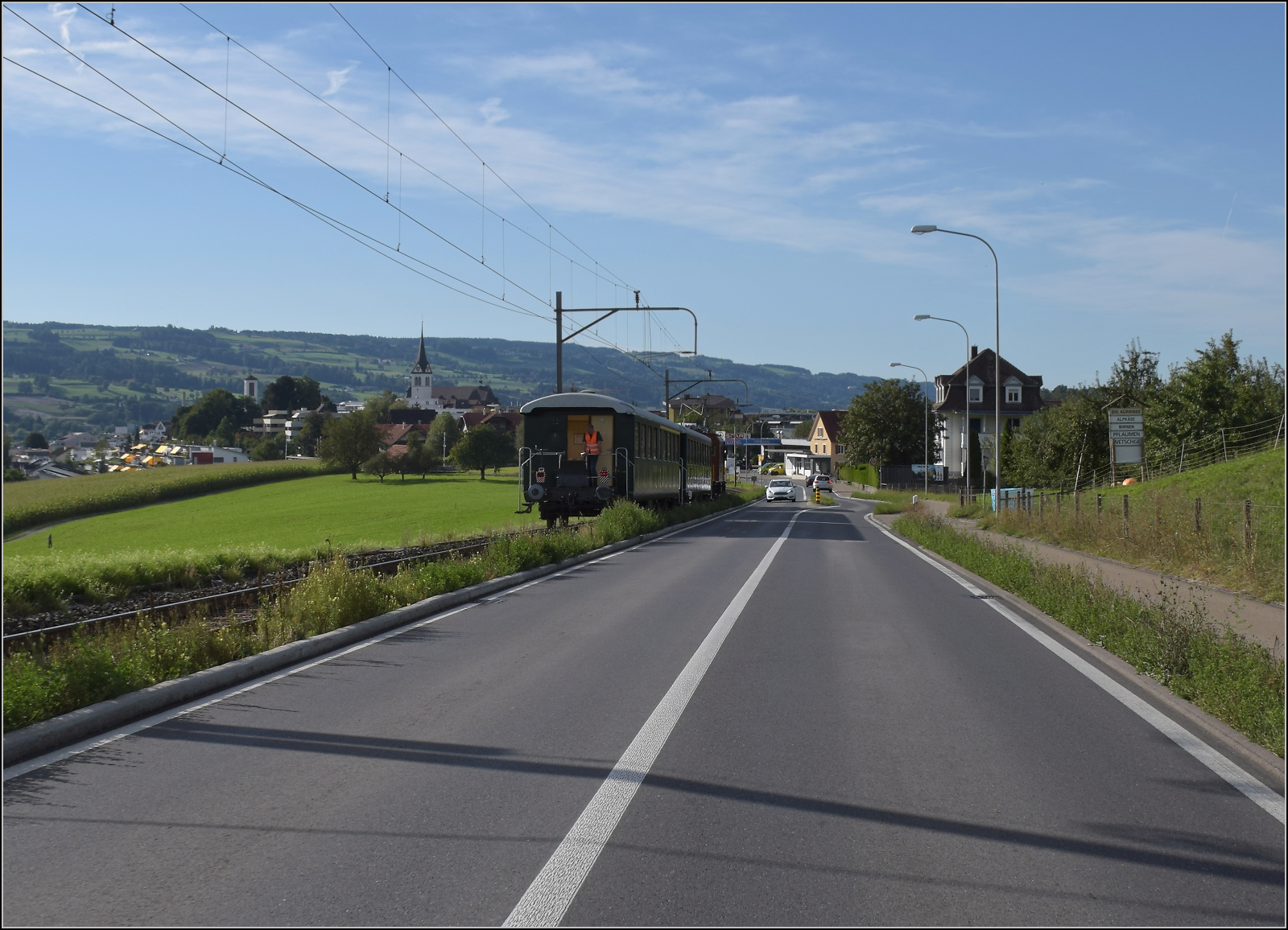 Historische Seethalbahn in Aktion.

Die günstige Erschliessung des beim Bahnbau der ersten Stunde nicht berücksichtigten Seetals erfolgte mit durch die englische Lake Valley of Switzerland Railway Company bereits im Jahr 1883. Durch die besondere Bauweise, kostengünstig entlang der Strassen und durch die Ortsmitte, ist die Bahn an vielen Stellen auch heute noch sehr präsent.

Der Museumszug mit Seetalkrokodil De 6/6 15301 und Seetalwagen rollt das starke Gefälle nach Hochdorf herunter. September 2024.