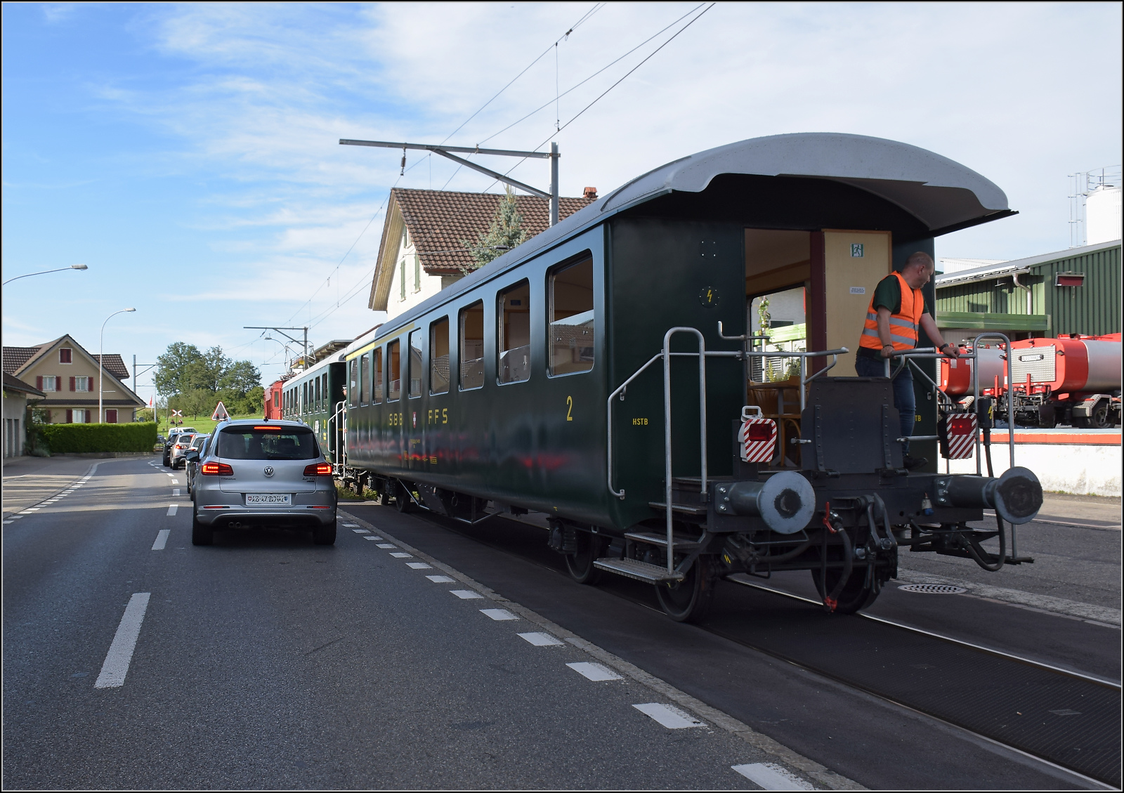 Historische Seethalbahn in Aktion.

Die günstige Erschliessung des beim Bahnbau der ersten Stunde nicht berücksichtigten Seetals erfolgte mit durch die englische Lake Valley of Switzerland Railway Company bereits im Jahr 1883. Durch die besondere Bauweise, kostengünstig entlang der Strassen und durch die Ortsmitte, ist die Bahn an vielen Stellen auch heute noch sehr präsent.

Der Museumszug mit Seetalkrokodil De 6/6 15301 und Seetalwagen hält den gesamten Verkehr in Ballwil auf. September 2024.