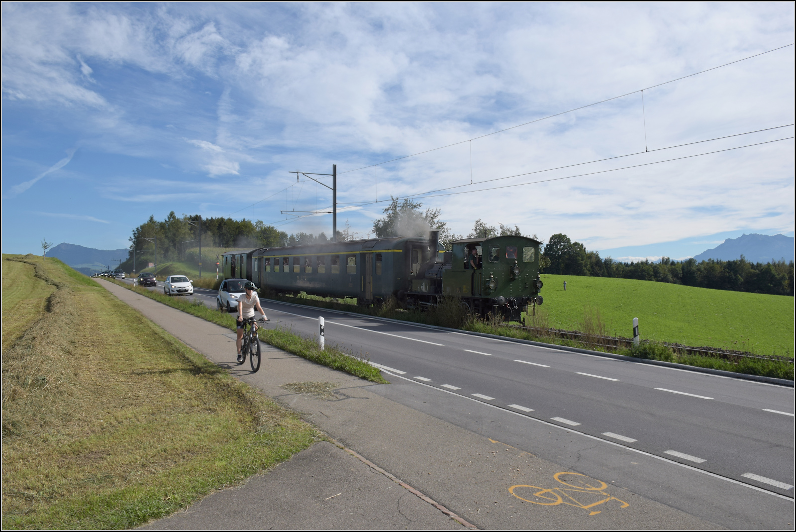 Historische Seethalbahn in Aktion.

E 3/3 'Beinwyl' der Seethalbahn mit BLS A 801 und SBB F 16847 hat den Scheitelpunkt der Strecke zwischen Ballwil und Hochdorf bereits überquert. September 2024.