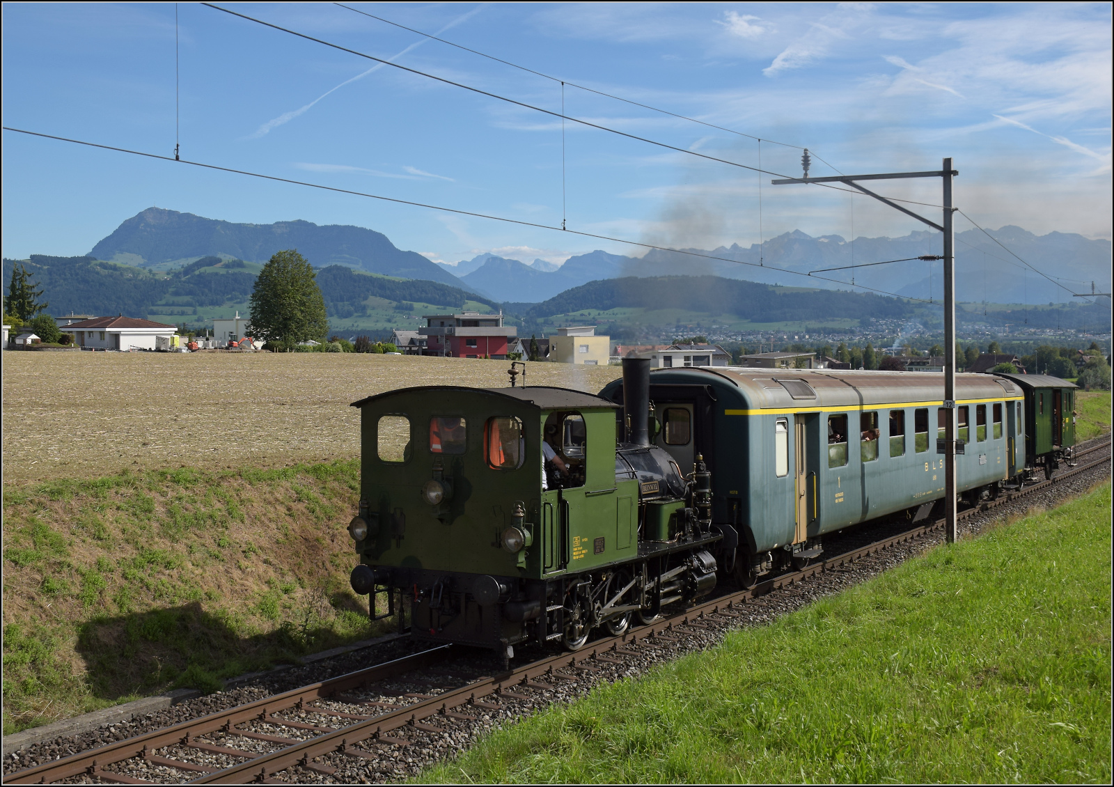 Historische Seethalbahn in Aktion.

E 3/3 'Beinwyl' der Seethalbahn mit BLS A 801 und SBB F 16847 erklimmt die Rampe von Eschenbach nach Ballwil vor der Kulisse der Rigi. September 2024.