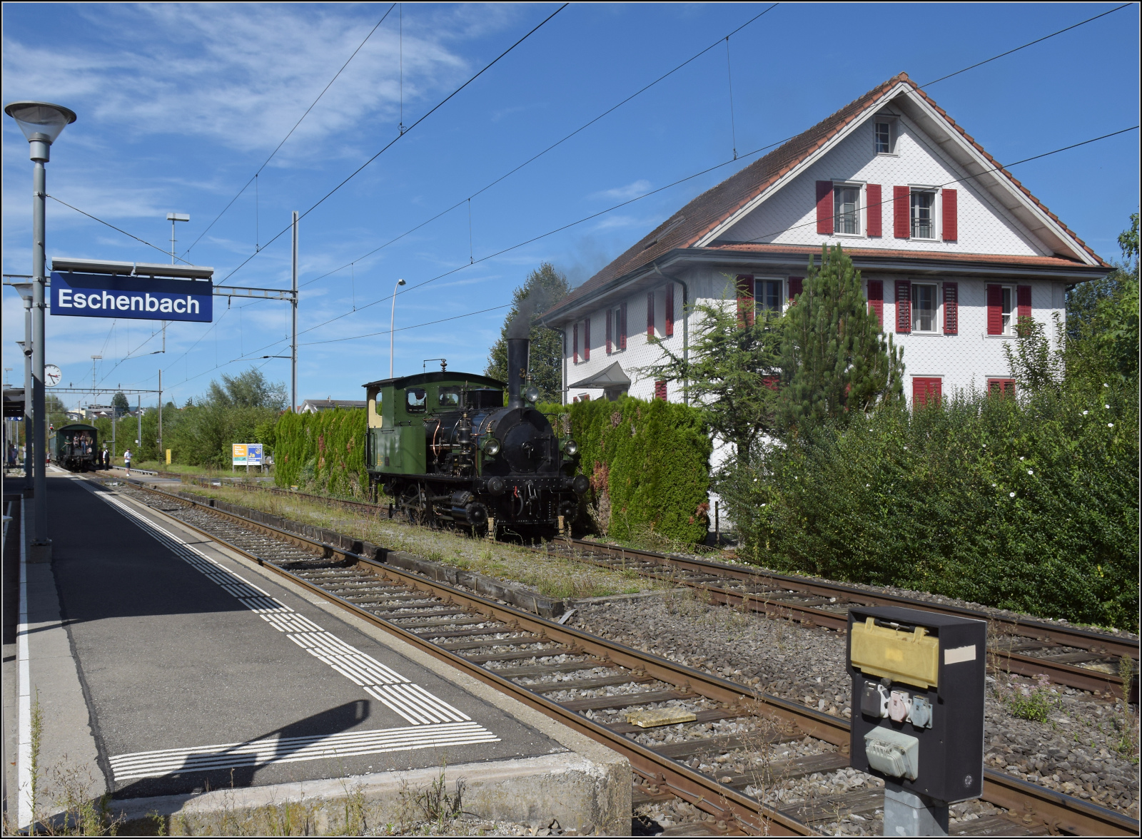 Historische Seethalbahn in Aktion.

E 3/3 'Beinwyl' der Seethalbahn umfährt in Eschenbach ihren Zug. September 2024.