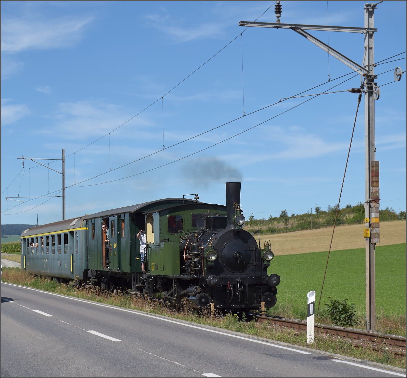 Historische Seethalbahn in Aktion.

E 3/3 'Beinwyl' der Seethalbahn mit dem SBB-Gepckwagen F 16847 und dem EW I der BLS A 801 beim Kieswerk Ballwil. September 2024.