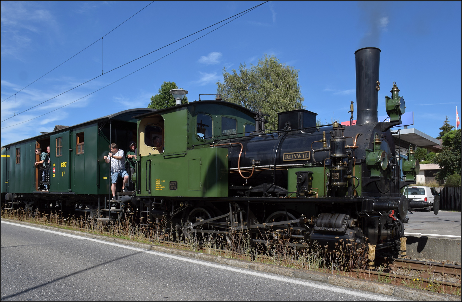 Historische Seethalbahn in Aktion.

E 3/3 'Beinwyl' der Seethalbahn mit dem SBB-Gepckwagen F 16847 in Ballwil. September 2024.