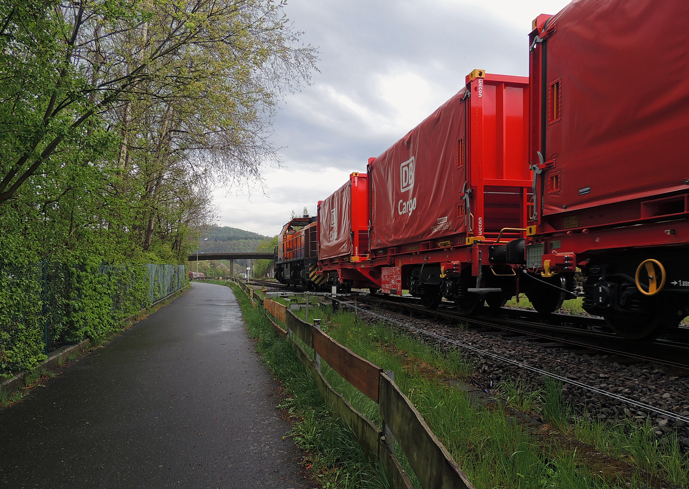 Hochbetrieb in Herdorf am 23 April 2025: Durch die vergangenen Osterfeiertage braucht es wohl wieder Nachschub. Die KSW (Kreisbahn Siegen-Wittgenstein) kommt im Sandwich mit einem sehr langen und somit schweren Coilzug, von via Betzdorf/Sieg kommend in Herdorf an. Gleich drauf geht es auf den KSW-Rangierbahnhof (Betriebsstätte FGE - Freien Grunder Eisenbahn). Übrigens die neuen m²-Güterwagen/Tragwagen der Gattung Uas 224.2 für Coiltransporte der DB Cargo AG sind hier immer mehr anzutreffen.

Vorne als Zuglok die KSW 44 (92 80 1271 004-4 D-KSW) eine MaK G 1000 BB und hinten nachschiebend die KSW 47 (92 80 1271 027-5 D-KSW), ex D 2 der HFM, eine Vossloh G 1000 BB.

Im Rbf wird der Zug geteilt, da er für die Weiterfahrt sonst zu lang wäre, und die KSW 44 zieht den ersten Teil weiter zu den Schäfer Werke KG am Pfannenberg in Neunkirchen-Salchendorf. 

Später kam dann noch die KSW 43 (92 80 1273 018-2 D-KSW), die asymmetrische Vossloh G 2000 BB, mit einem langen Coilzug von Duisburg an.